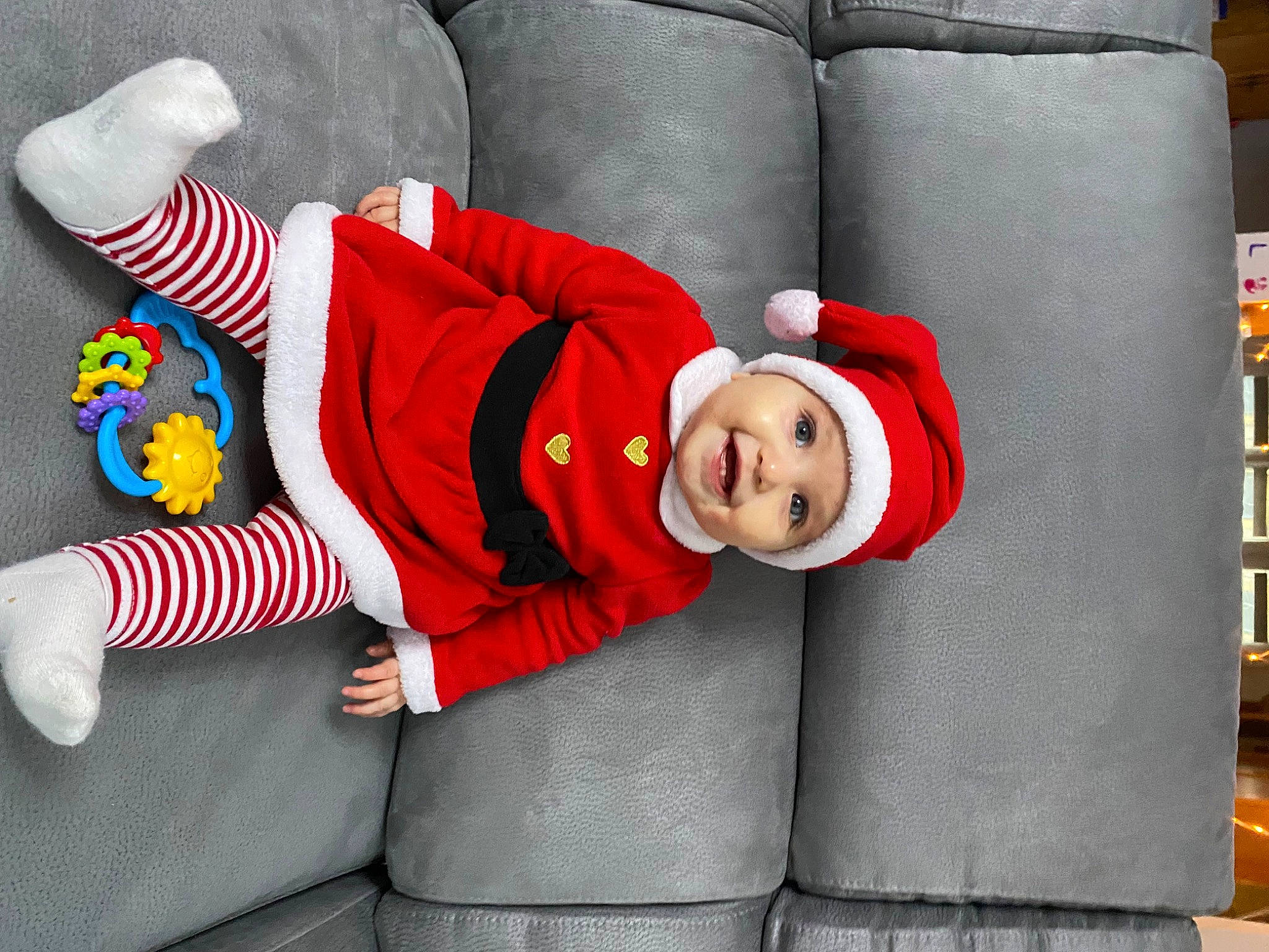 Anna a rejoint le concours — aidez-le/la à gagner de superbes lots ! baby, baby_toddler_clothing, carmine, child, comfort, costume_hat, couch, hat, headgear, headwear, holiday, joy, lap, leg, people, person, product, room, sitting, sleeve