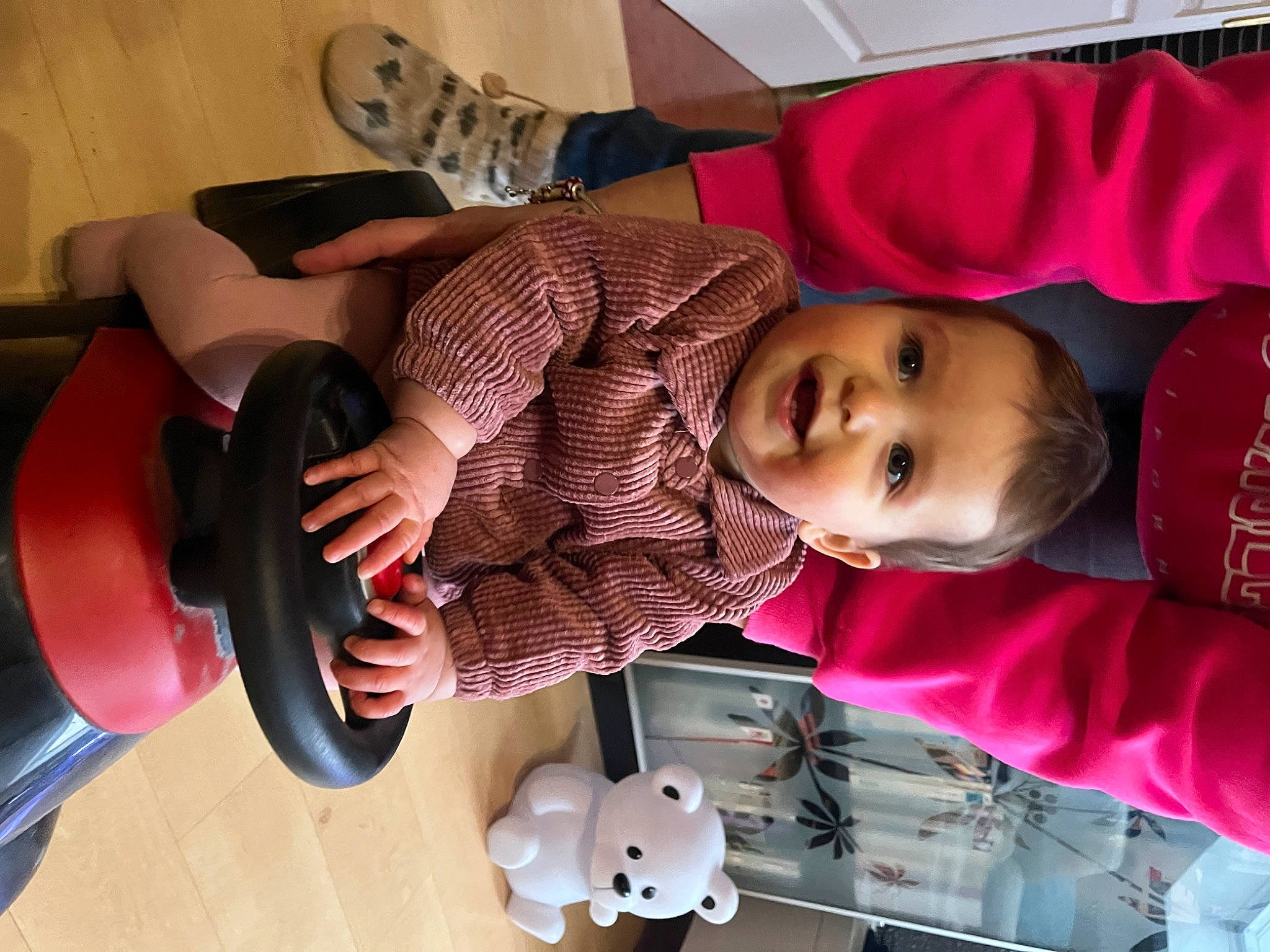 Anna participe au concours pour gagner de l'argent avec cette photo : baby, child, fashion_accessory, fun, joy, machine, magenta, nail, person, personal_protective_equipment, pink, room, smile, suit, tableware, textile, toddler, toy, white