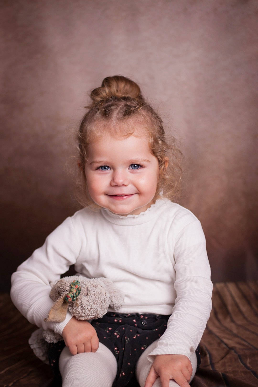 Luna participe au concours pour gagner de l'argent avec cette photo : baby, baby_toddler_clothing, cheek, child, eye, face, flash_photography, hairstyle, happy, head, iris, joy, lip, monochrome, monochrome_photography, person, sitting, skin, sleeve, smile