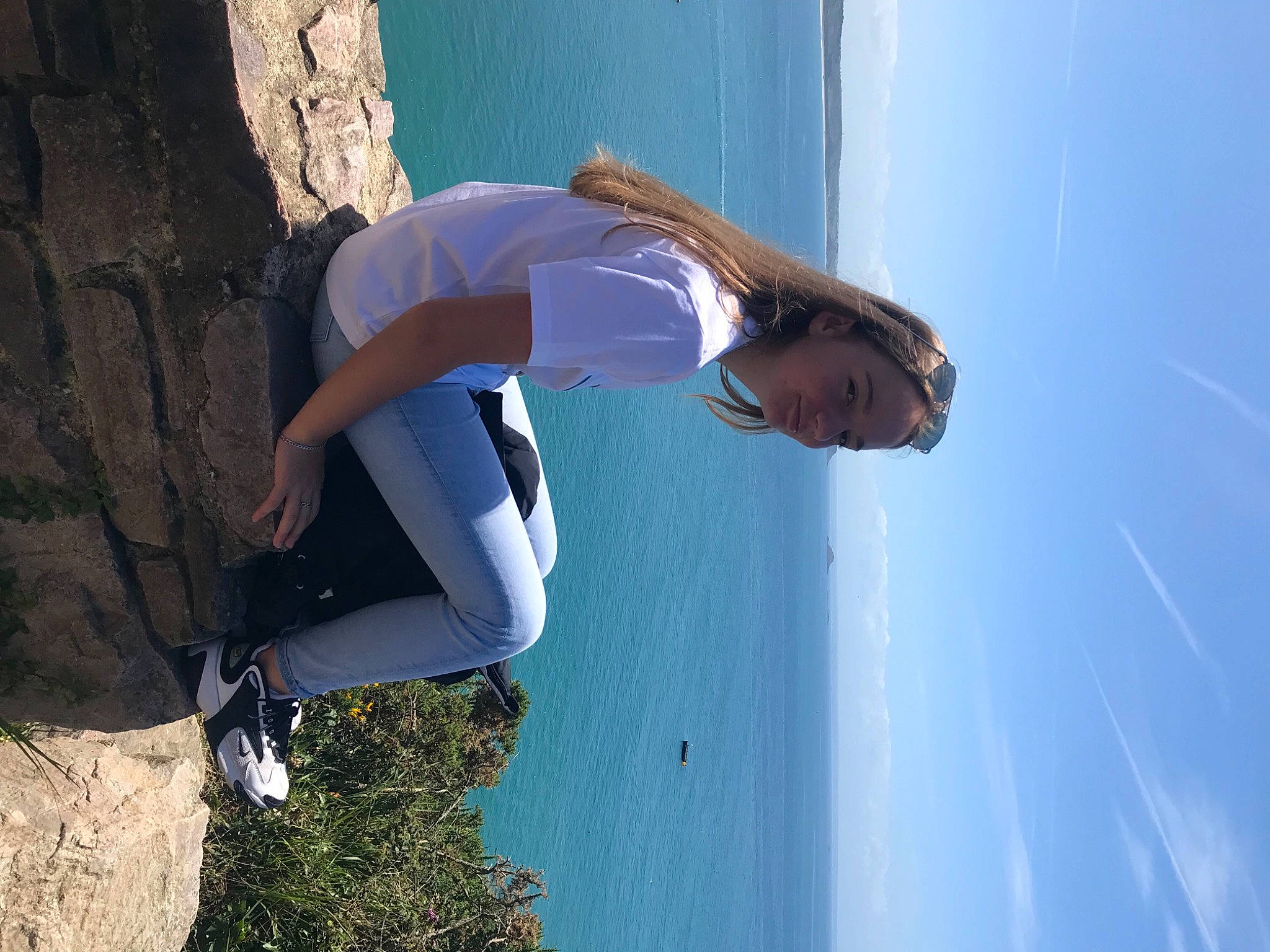 Albane a rejoint le concours — aidez-le/la à gagner de superbes lots ! adventure, arm, azure, bedrock, elbow, electric_blue, fun, happy, klippe, landscape, leisure, ocean, people_in_nature, person, recreation, rock, sky, t_shirt, thigh, travel