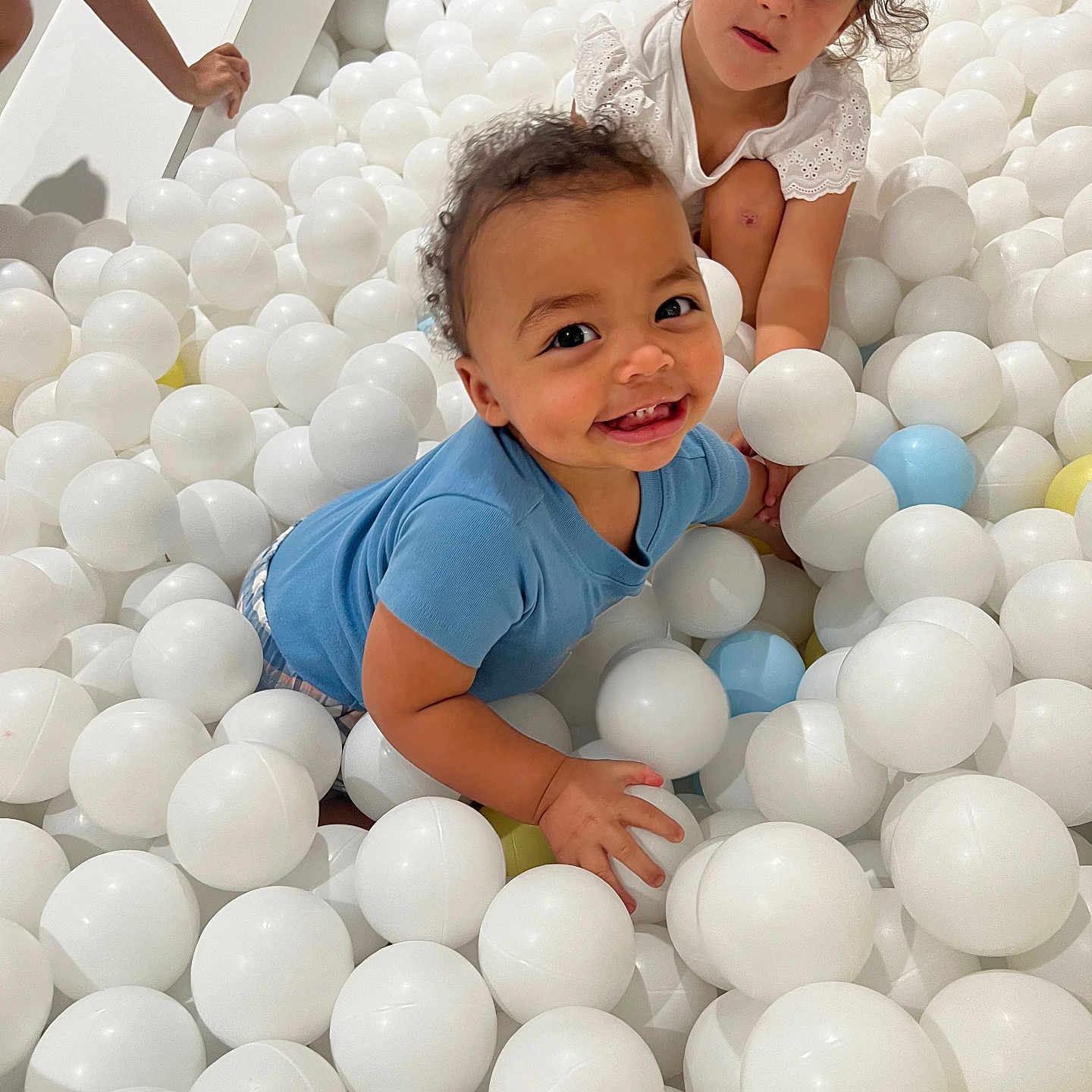Marcel is registered to the contest to win money with this photo: baby, babycrawling, balloon, bodypart, crawling, face, finger, hand, happy, head, indoorplayarea, indoors, people, person, photography, play, playarea, portrait, smile, sphere
