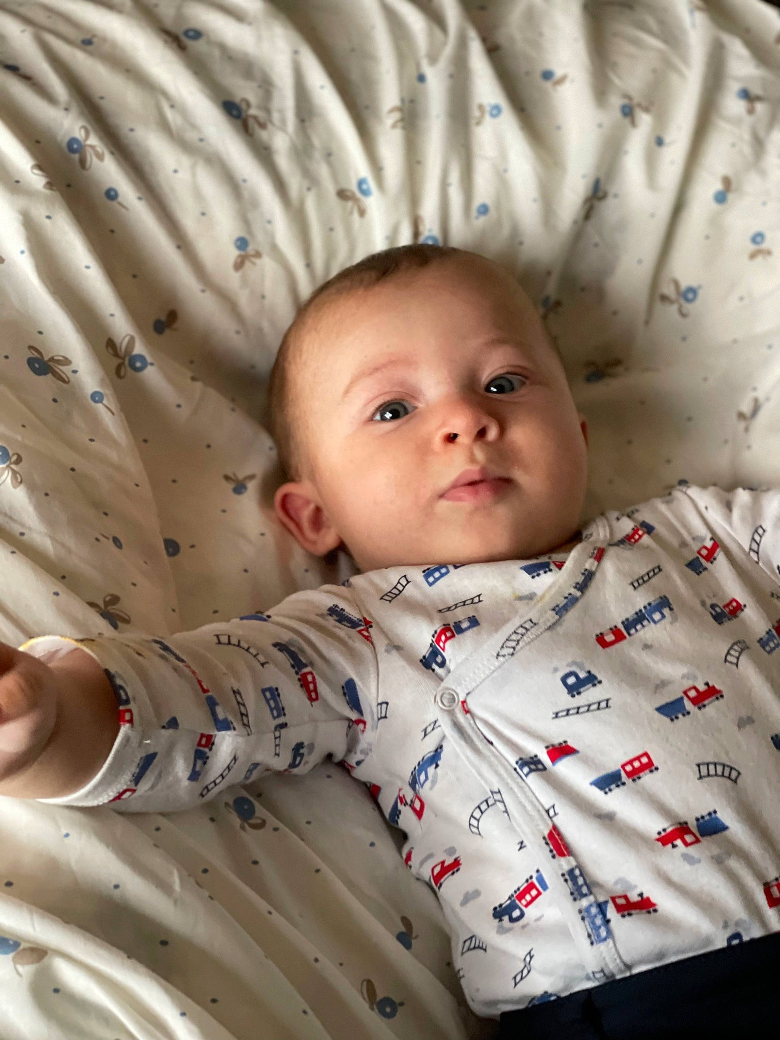 Louis a rejoint le concours — aidez-le/la à gagner de superbes lots ! baby, baby_toddler_clothing, bedding, child, collar, comfort, dress_shirt, facial_expression, happy, human, linens, pattern, people, person, product, skin, sleeve, textile, toddler, white