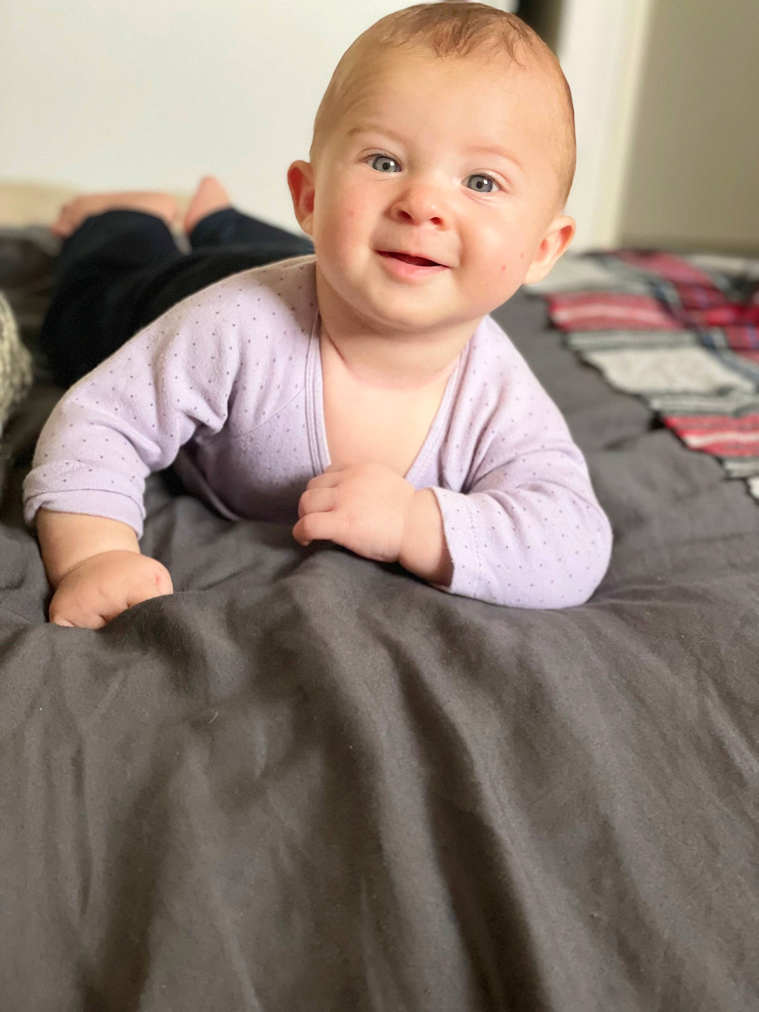 Louis participe au concours pour gagner de l'argent avec cette photo : baby, baby_toddler_clothing, cheek, chin, comfort, eye, face, finger, flash_photography, floor, flooring, fun, hairstyle, happy, iris, joy, person, skin, sleeve, smile