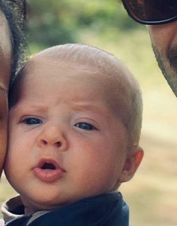 Louis participe au concours pour gagner de l'argent avec cette photo : baby, cheek, chin, ear, eye, eyebrow, eyelash, forehead, gesture, goggles, hairstyle, happy, iris, lip, mouth, nose, person, skin, sunglasses, toddler