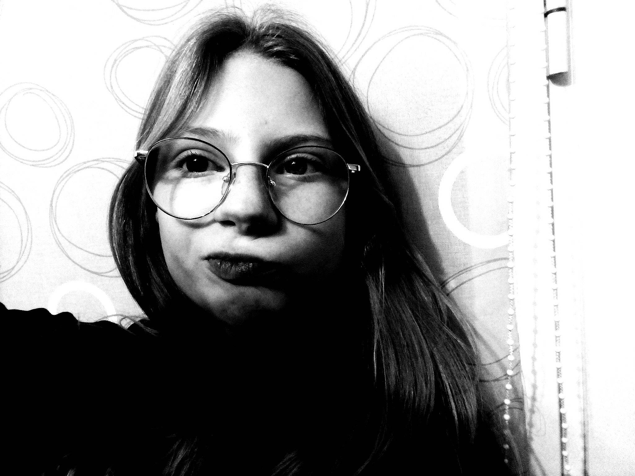 Elsa participe au concours pour gagner de l'argent avec cette photo : black_and_white, black_hair, cheek, chin, cool, eyebrow, eyelash, eyewear, flash_photography, fun, gesture, glasses, happy, iris, jaw, lip, mouth, nose, person, style