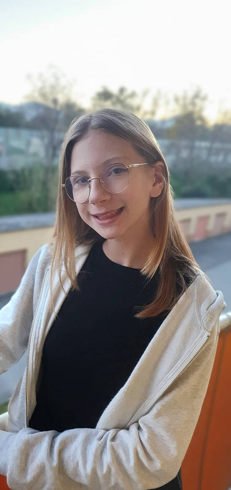 Elsa participe au concours pour gagner de l'argent avec cette photo : black_hair, blond, brown_hair, event, eyewear, facial_expression, flash_photography, formal_wear, glasses, hair, happy, joy, layered_hair, lip, long_hair, neck, person, shoulder, sleeve, smile