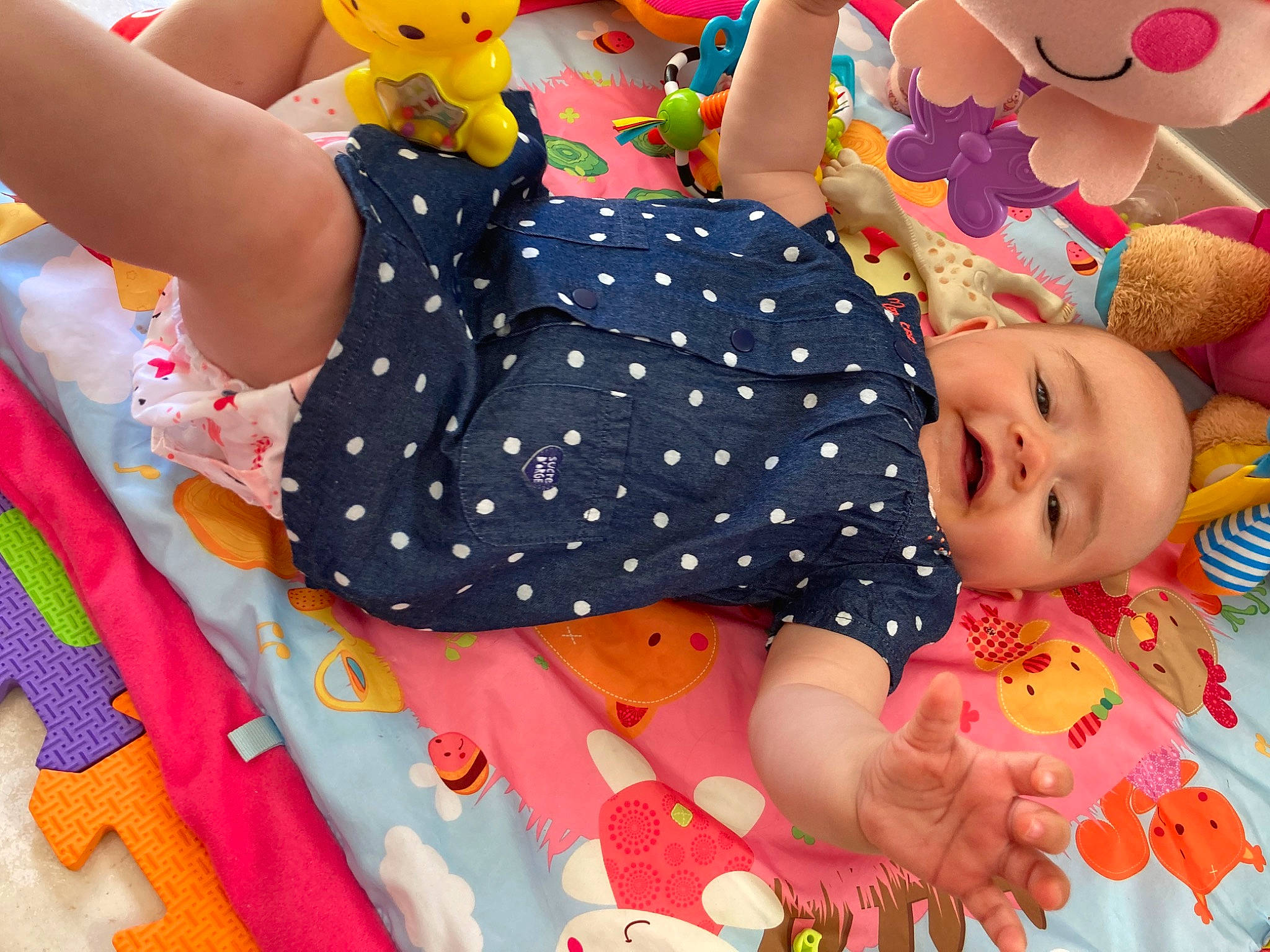 Kayla a rejoint le concours — aidez-le/la à gagner de superbes lots ! baby, baby_products, baby_toys, child, nap_mat, pattern, person, play, playmat, product, stuffed_toy, textile, toddler, toy