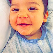 Victor a rejoint le concours — aidez-le/la à gagner de superbes lots ! baby, infant, smiling, face, portrait, clothing, blue_onesie, cute, happy, indoors, child, young_child, head, skin, eyes, hair, lying_down, closeup, person, baby_girl