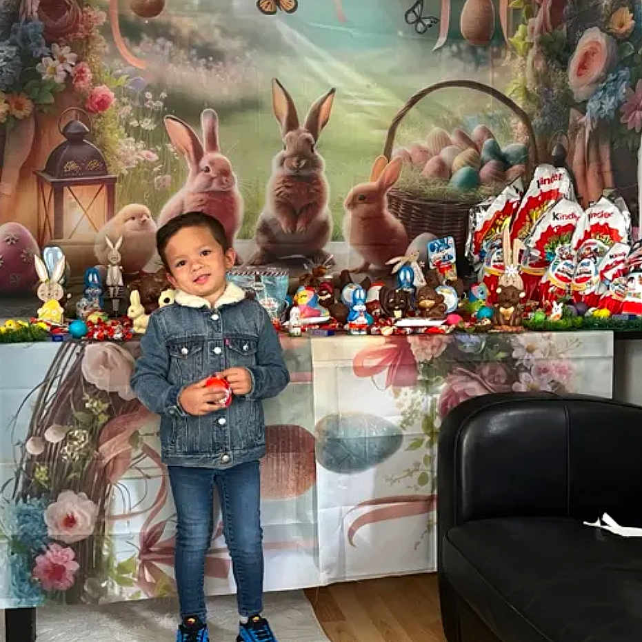 Bruni-Junior a rejoint le concours — aidez-le/la à gagner de superbes lots ! basket, blue_sneakers, bunnies, celebration, child, chocolate, couch, cute, decorations, denim_jacket, easter, eggs, flowers, holiday, indoor, jeans, person, smiling, table, wooden_floor