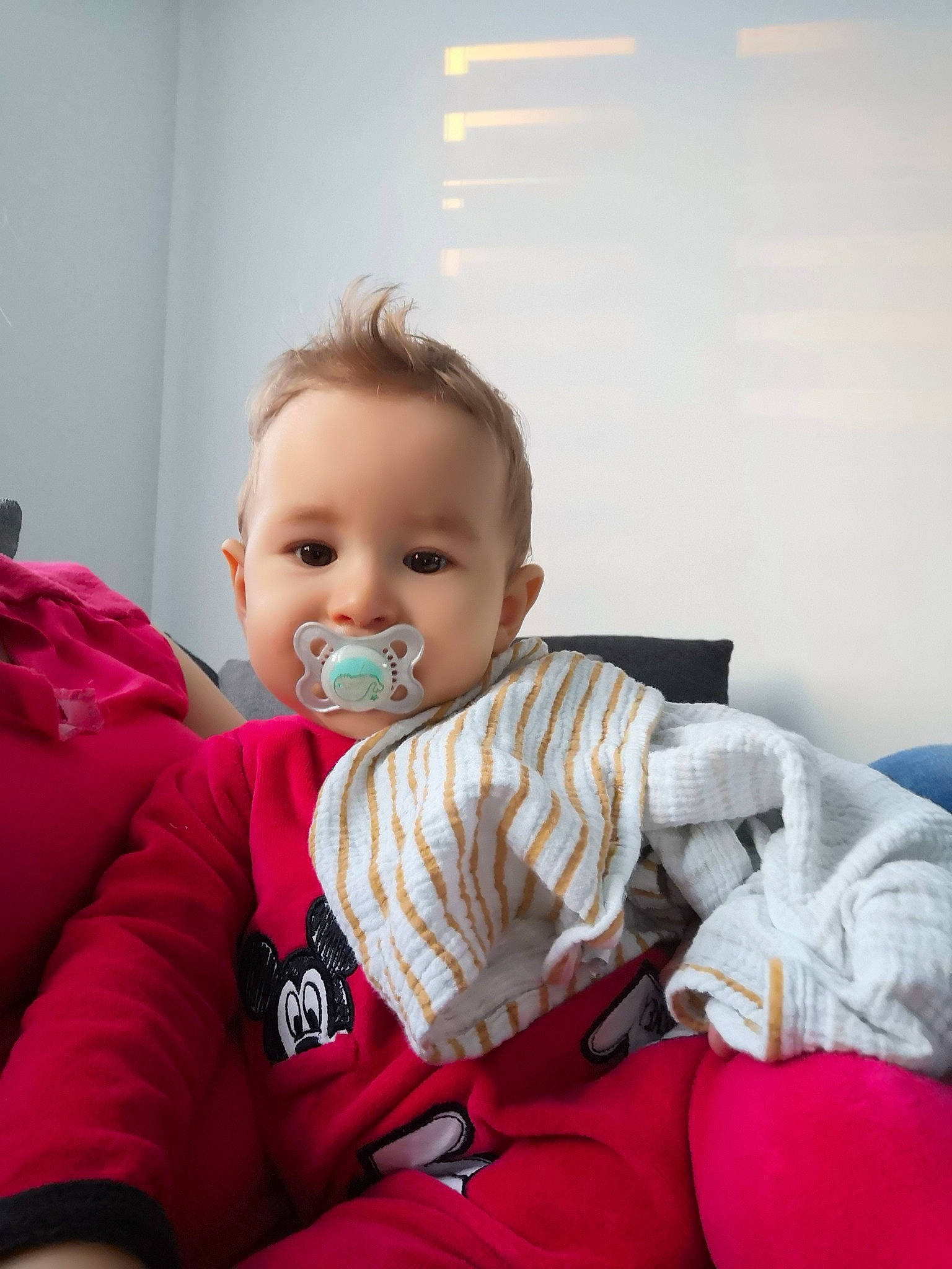 Mattéo participe au concours pour gagner de l'argent avec cette photo : arm, baby, baby_toddler_clothing, carmine, cheek, child, comfort, fun, happy, head, iris, linens, person, room, shoulder, sitting, skin, sleeve, t_shirt, throw_pillow