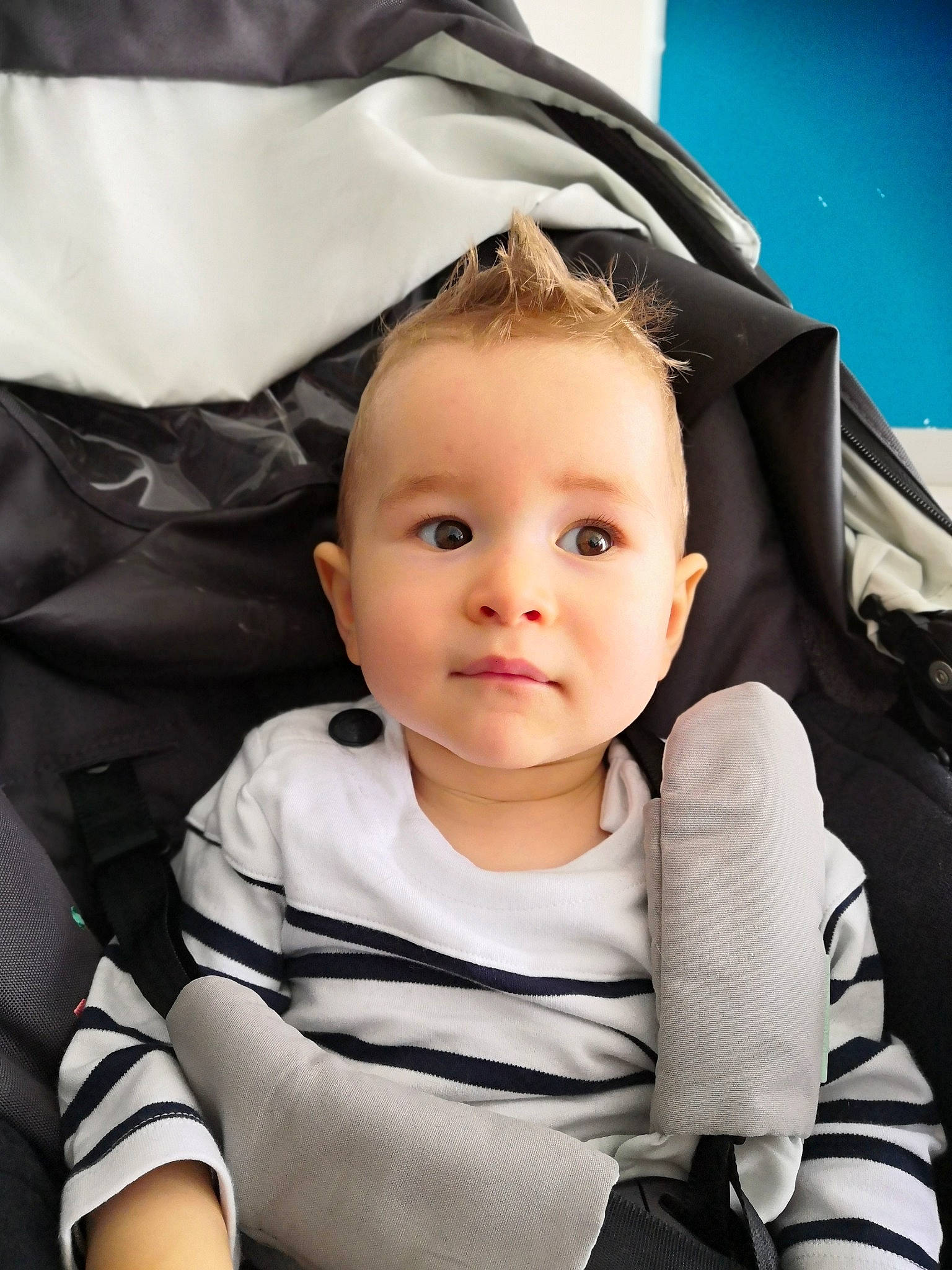 Mattéo a rejoint le concours — aidez-le/la à gagner de superbes lots ! arm, baby, baby_carriage, baby_products, baby_toddler_clothing, cheek, child, comfort, cool, eyebrow, eyelash, fashion_accessory, flash_photography, fun, happy, iris, person, sitting, t_shirt, toddler