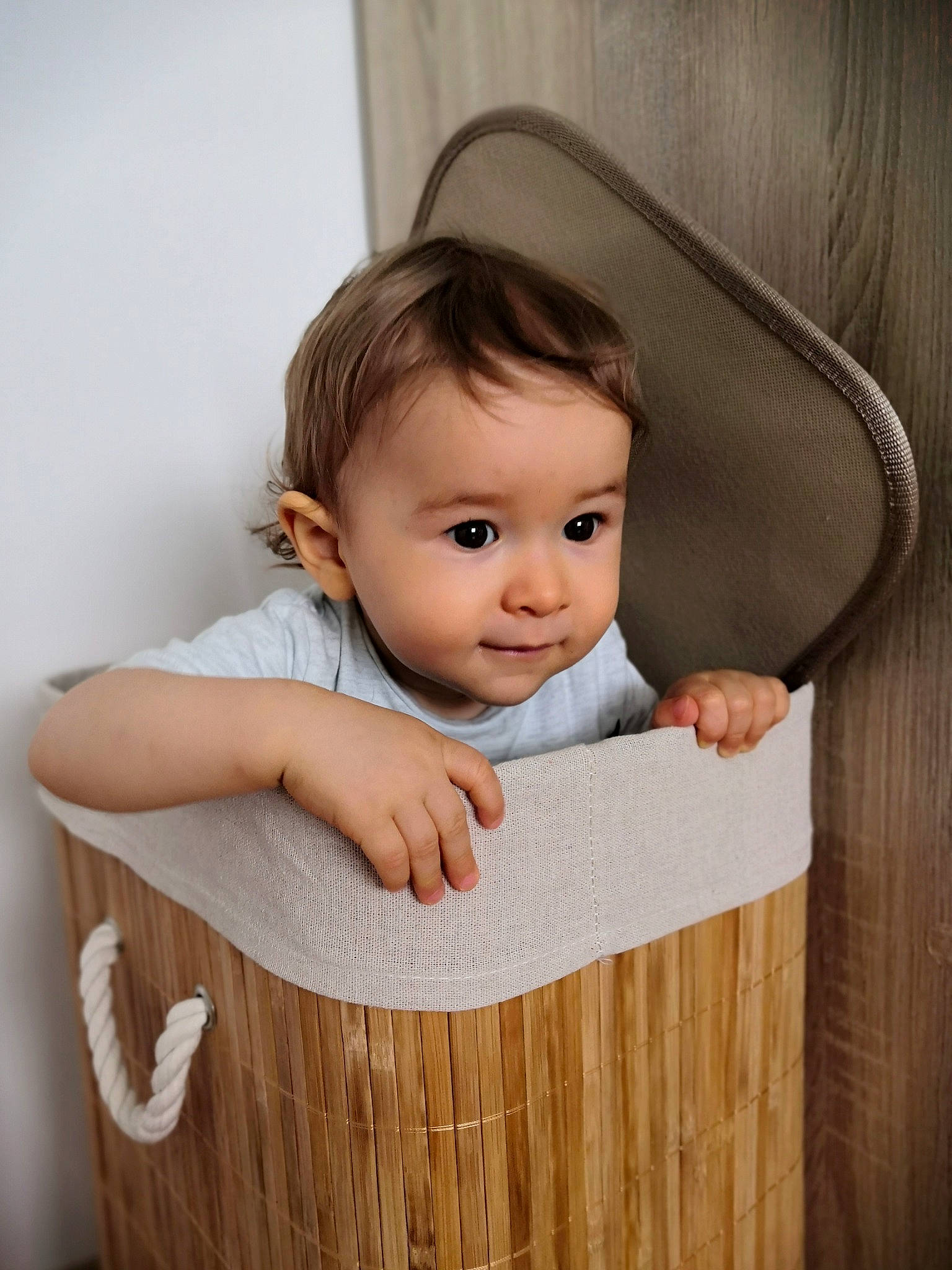 Mattéo a rejoint le concours — aidez-le/la à gagner de superbes lots ! baby, baby_toddler_clothing, cheek, child, chin, comfort, elbow, gesture, happy, hardwood, iris, people_in_nature, person, product, sitting, skin, sleeve, smile, thumb, toddler