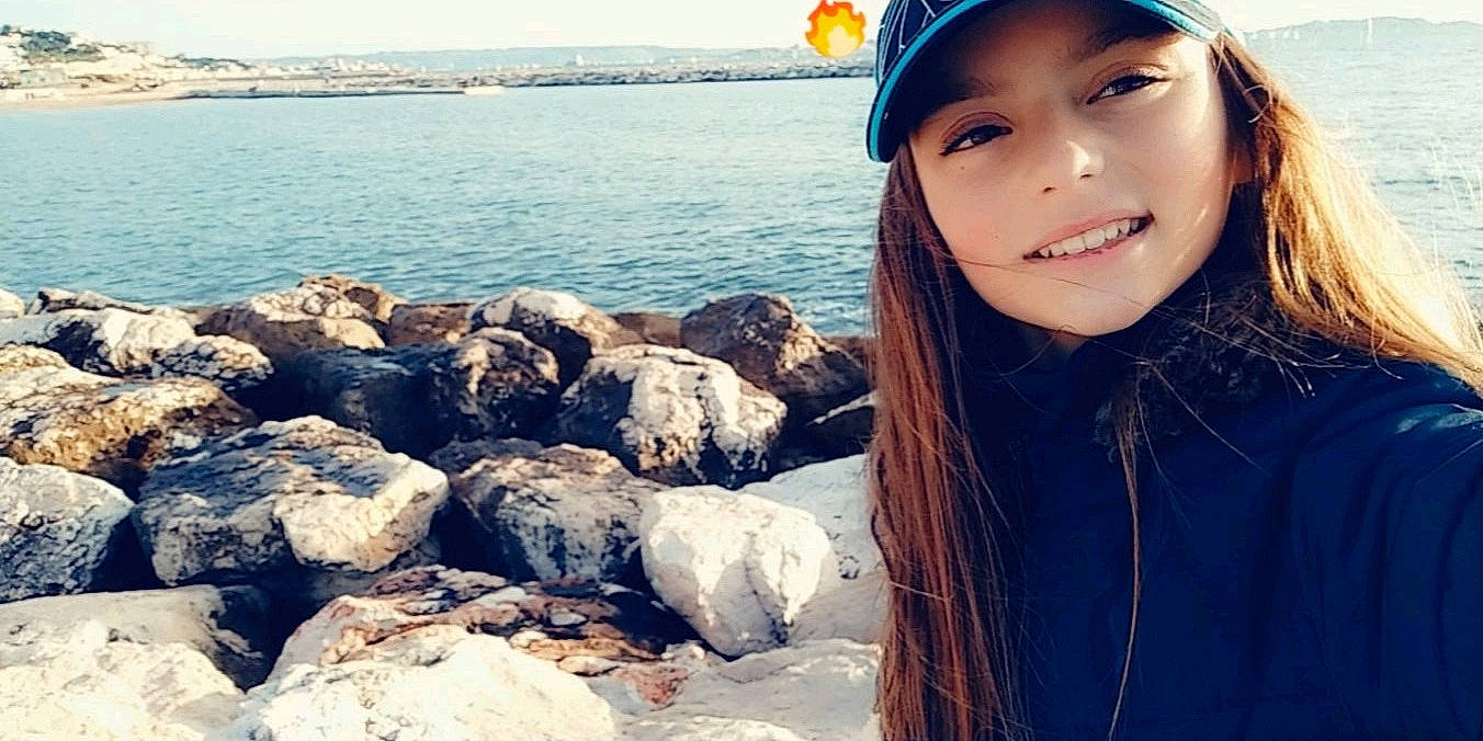 Meli a rejoint le concours — aidez-le/la à gagner de superbes lots ! fun, girl, headgear, joy, person, photography, rock, sea, smile, vacation, water, winter