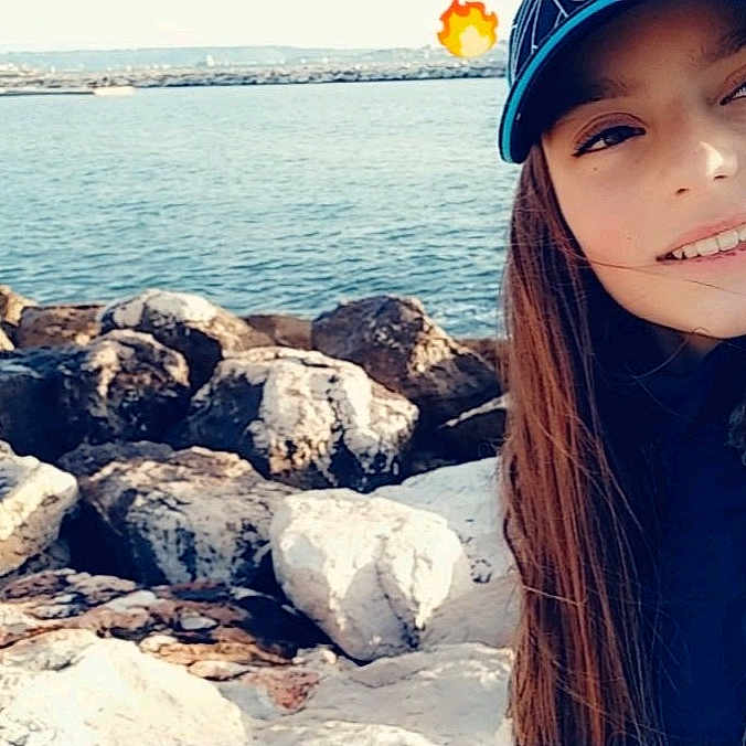 Meli a rejoint le concours — aidez-le/la à gagner de superbes lots ! fun, girl, headgear, joy, person, photography, rock, sea, smile, vacation, water, winter