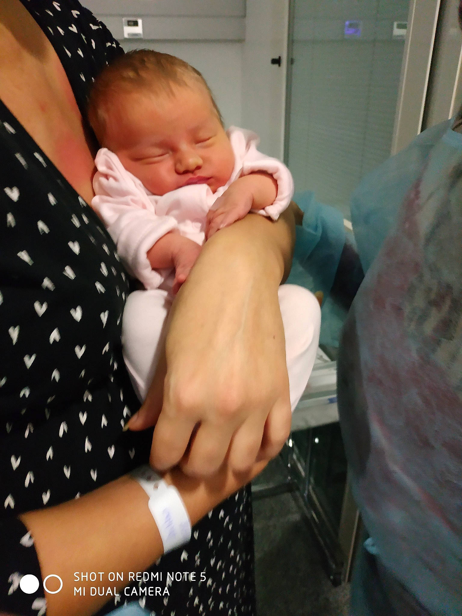 Jade participe au concours pour gagner de l'argent avec cette photo : arm, child, finger, foot, girl, hand, infant, joint, leg, mother, mouth, muscle, person, product, thigh, thumb, toddler