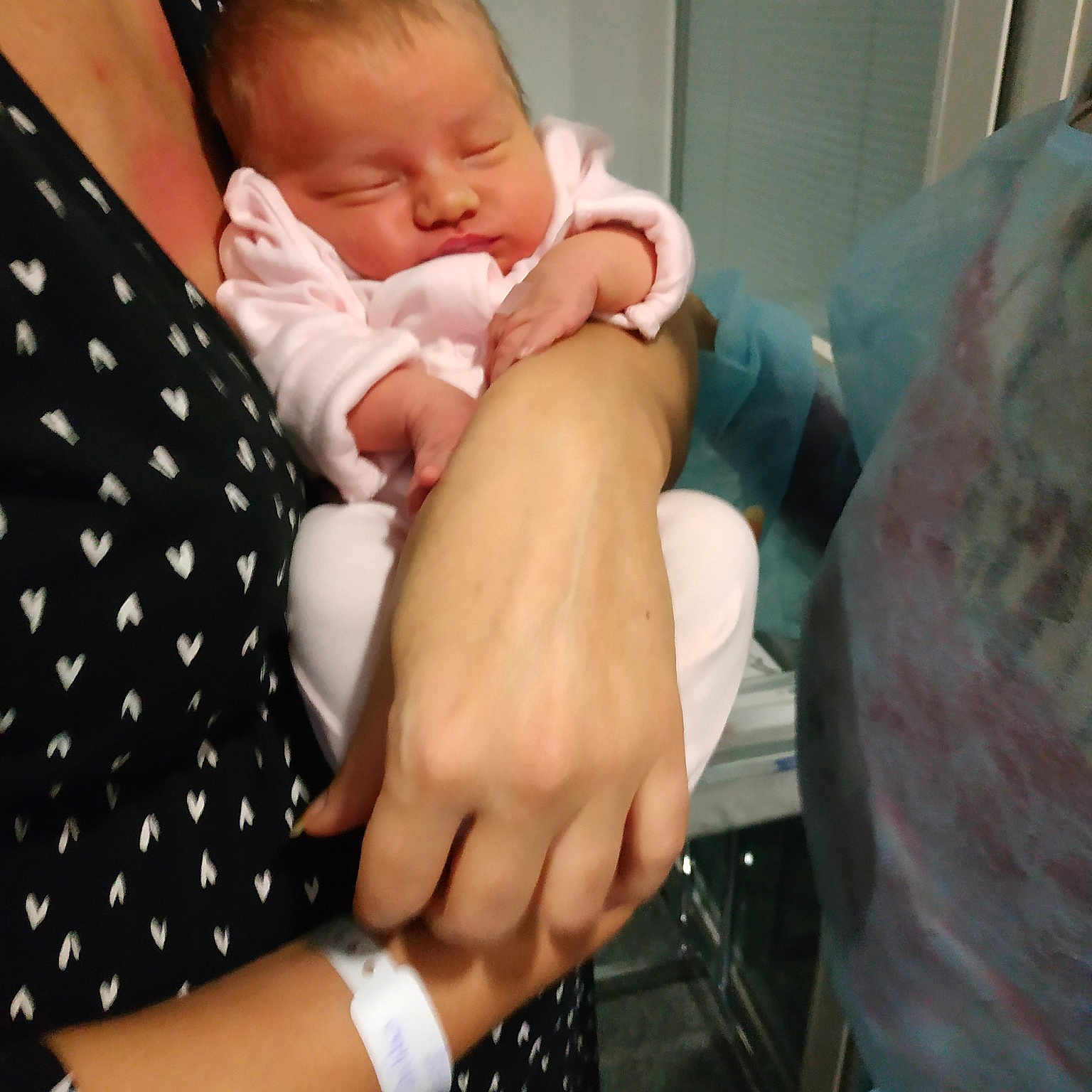 Jade participe au concours pour gagner de l'argent avec cette photo : arm, child, finger, foot, girl, hand, infant, joint, leg, mother, mouth, muscle, person, product, thigh, thumb, toddler