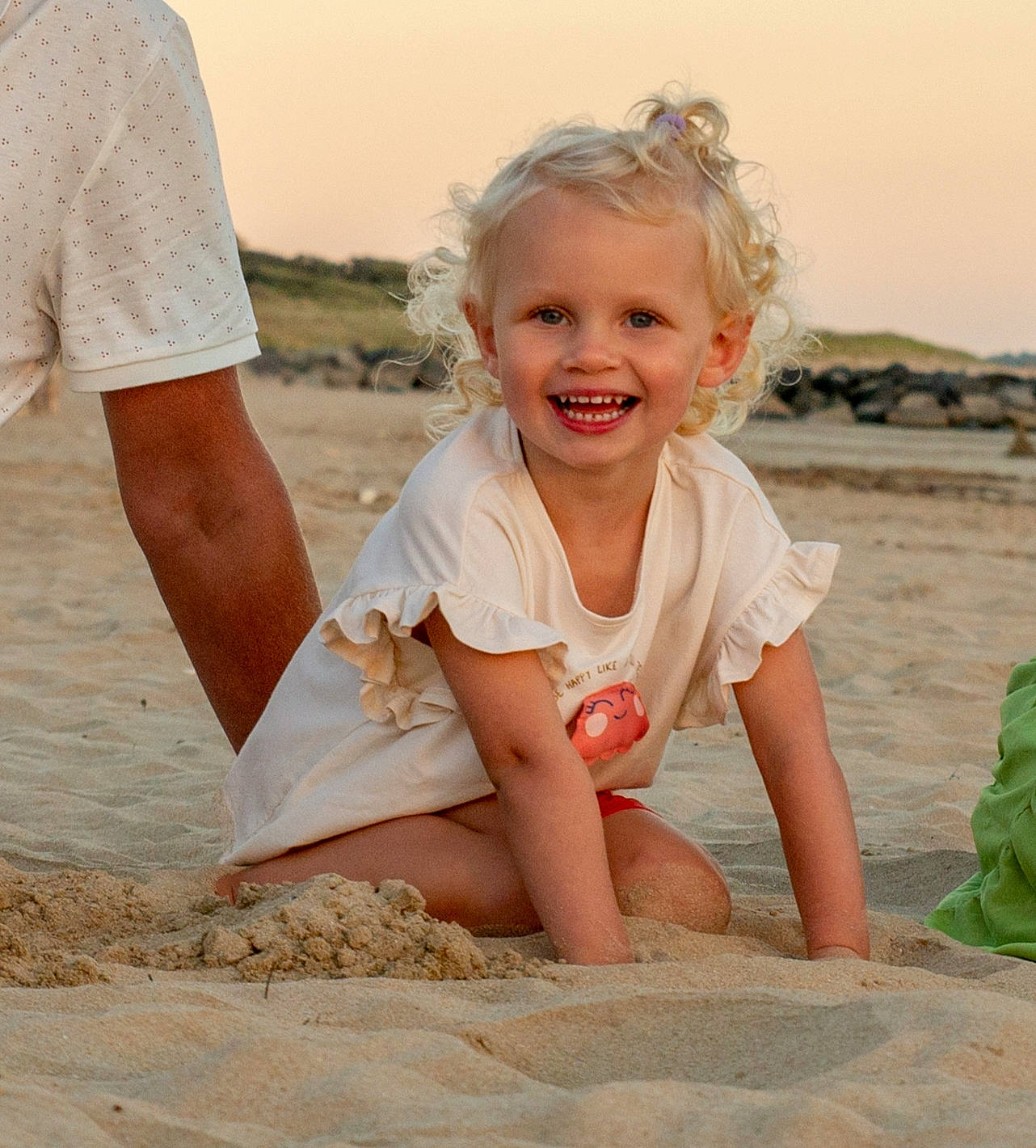 Loroleï participe au concours pour gagner de l'argent avec cette photo : child, clothing, face, facial_expression, fun, gesture, hairstyle, happy, head, joy, landscape, leisure, people_in_nature, people_on_beach, person, skin, sky, sleeve, smile, standing