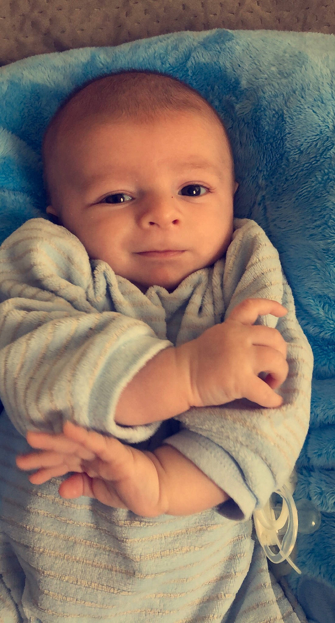 Noé a rejoint le concours — aidez-le/la à gagner de superbes lots ! baby, baby_toddler_clothing, blanket, cheek, child, comfort, eyebrow, finger, human, iris, linens, lip, nail, person, skin, textile, thumb, toddler