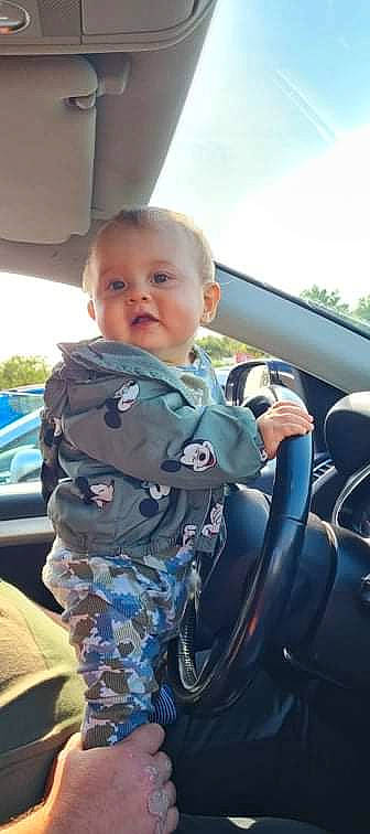 Aylioh participe au concours pour gagner de l'argent avec cette photo : auto_part, automotive_exterior, automotive_window_part, baby, baby_products, baby_toddler_clothing, car, car_seat, car_seat_cover, comfort, fun, happy, motor_vehicle, person, seat_belt, sky, smile, steering_wheel, toddler, vehicle_door