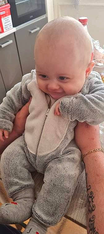 Aylioh a rejoint le concours — aidez-le/la à gagner de superbes lots ! arm, baby_toddler_clothing, cheek, comfort, eye, eyebrow, face, gesture, head, human_body, iris, joint, lip, mouth, neck, nose, outerwear, person, skin, sleeve