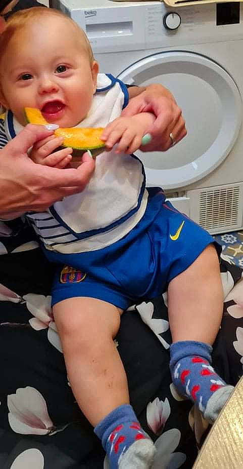 Aylioh participe au concours pour gagner de l'argent avec cette photo : biting, child, comfort_food, cuisine, dish, electric_blue, finger_food, food, food_craving, fun, junk_food, mouth, natural_foods, orange, person, sharing, shorts, thigh, thumb, toddler
