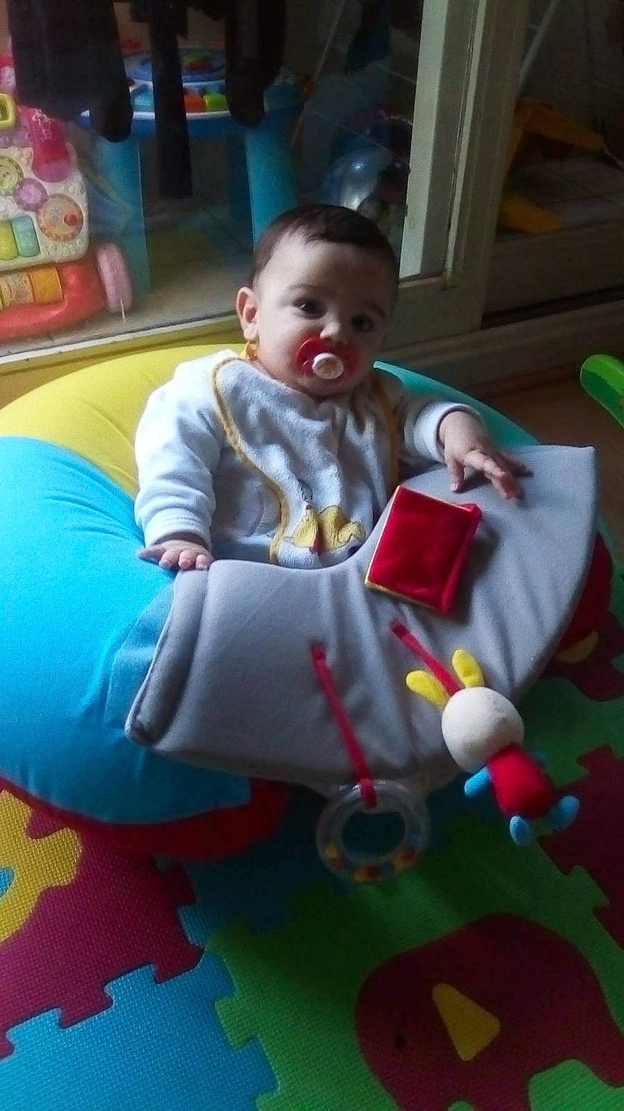 Lévy participe au concours pour gagner de l'argent avec cette photo : baby, baby_toys, child, fun, joy, person, play, sitting, smile, toddler, toy