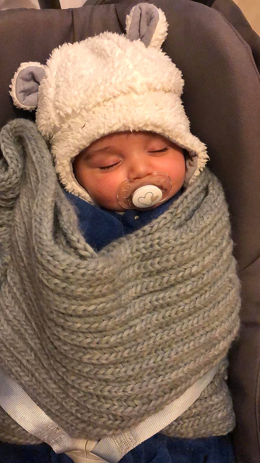 Lévy participe au concours pour gagner de l'argent avec cette photo : baby, baby_products, beige, bonnet, child, headgear, headwear, joy, knit_cap, knitting, nose, person, skin, toddler, wool, woolen