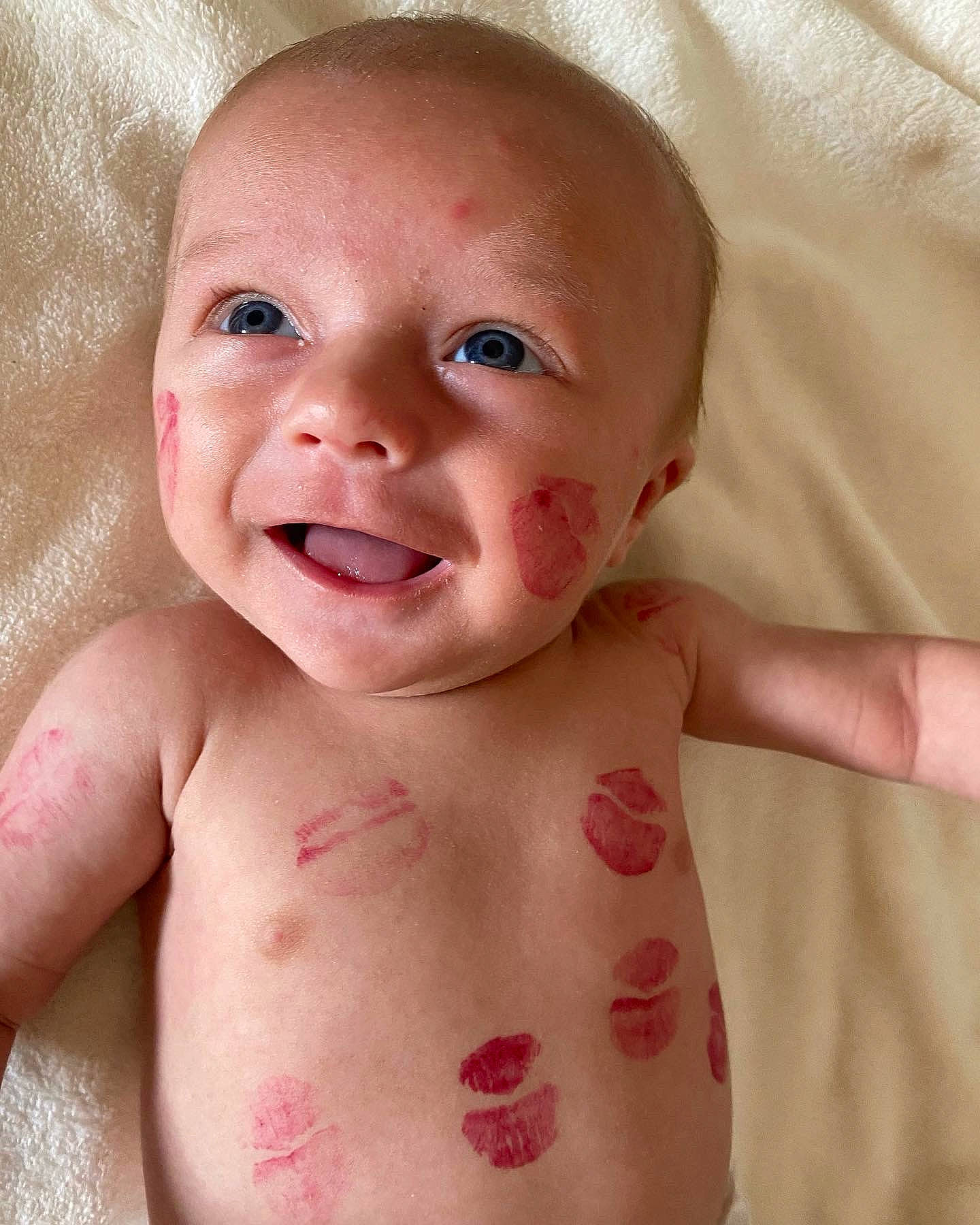 Maé participe au concours pour gagner de l'argent avec cette photo : baby, cheek, chest, child, chin, eye, facial_expression, finger, happy, head, lip, mouth, neck, nose, person, pink, skin, smile, stomach, textile