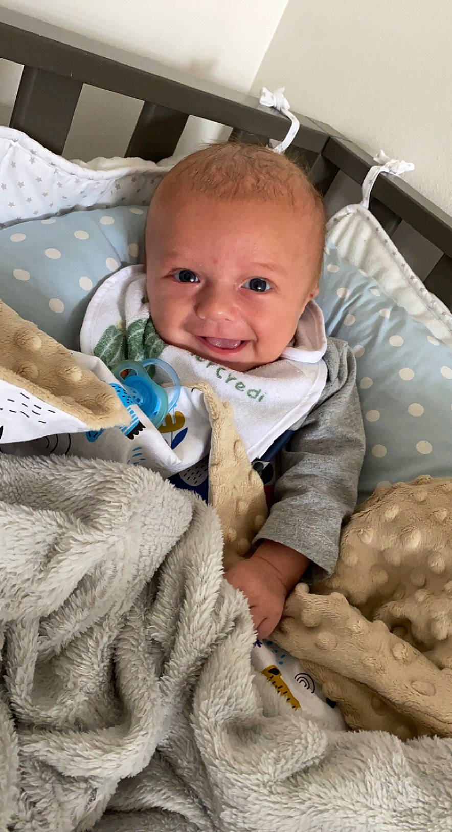 Maé a rejoint le concours — aidez-le/la à gagner de superbes lots ! baby, baby_products, baby_toddler_clothing, cheek, child, comfort, couch, finger, fun, happy, joy, linens, people, person, pillow, room, sitting, skin, smile, throw_pillow