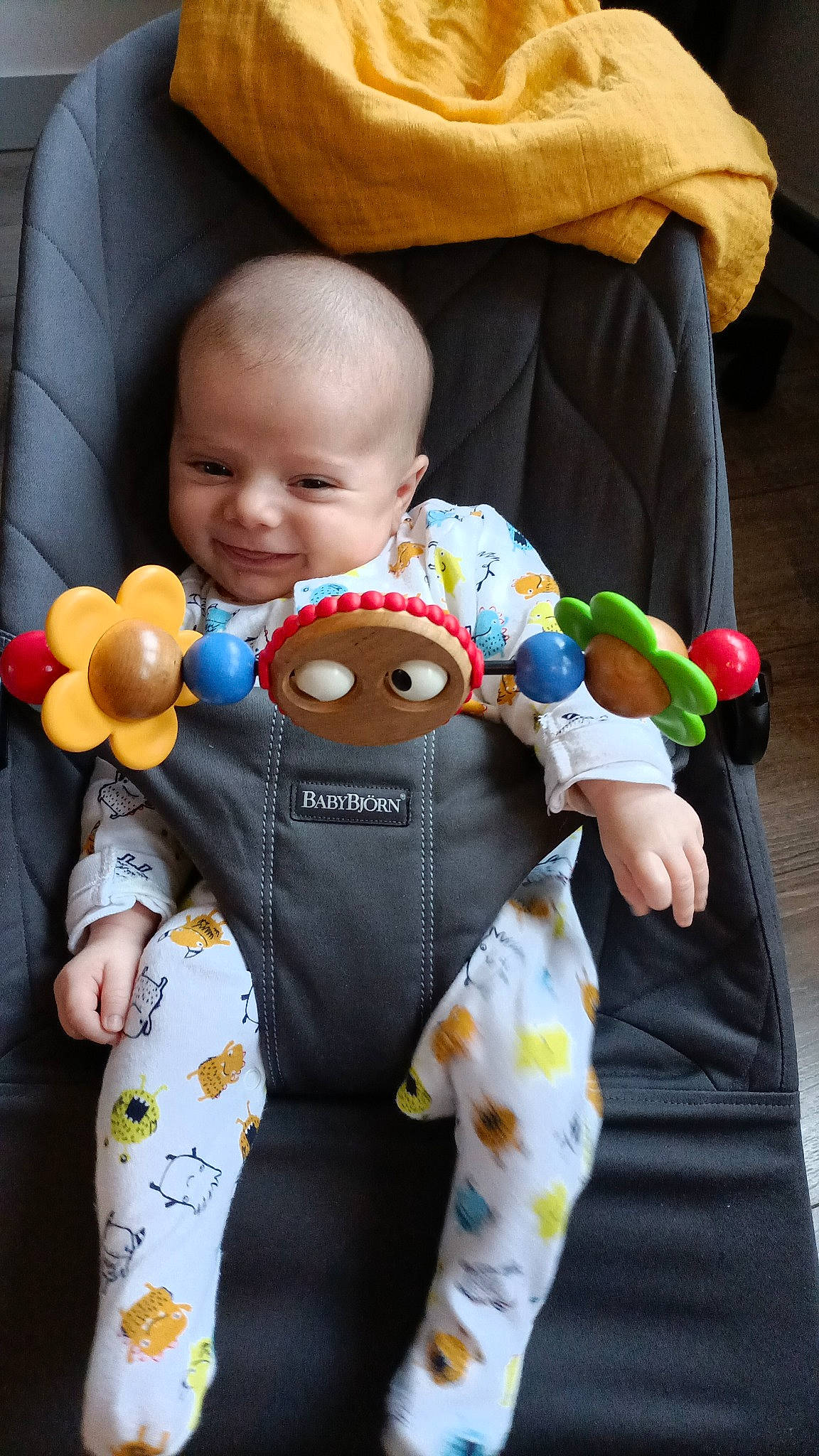 Diego a rejoint le concours — aidez-le/la à gagner de superbes lots ! baby, baby_products, baby_toddler_clothing, baby_toys, cheek, child, comfort, finger, happy, head, linens, person, personal_protective_equipment, sitting, skin, sleeve, smile, stuffed_toy, toddler, white