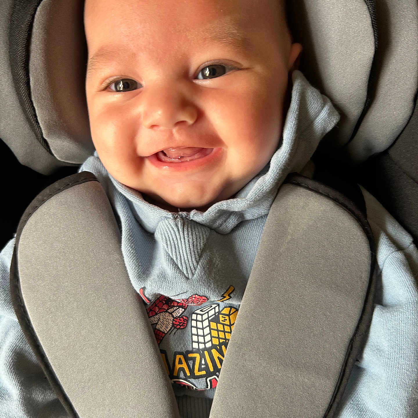 Isaho a rejoint le concours — aidez-le/la à gagner de superbes lots ! baby, baby_teeth, car_seat, casual, child, childhood, closeup, clothing, cute, expression, face, happy, hoodie, infant, infant_clothing, portrait, seat, seatbelt, smiling, young_child