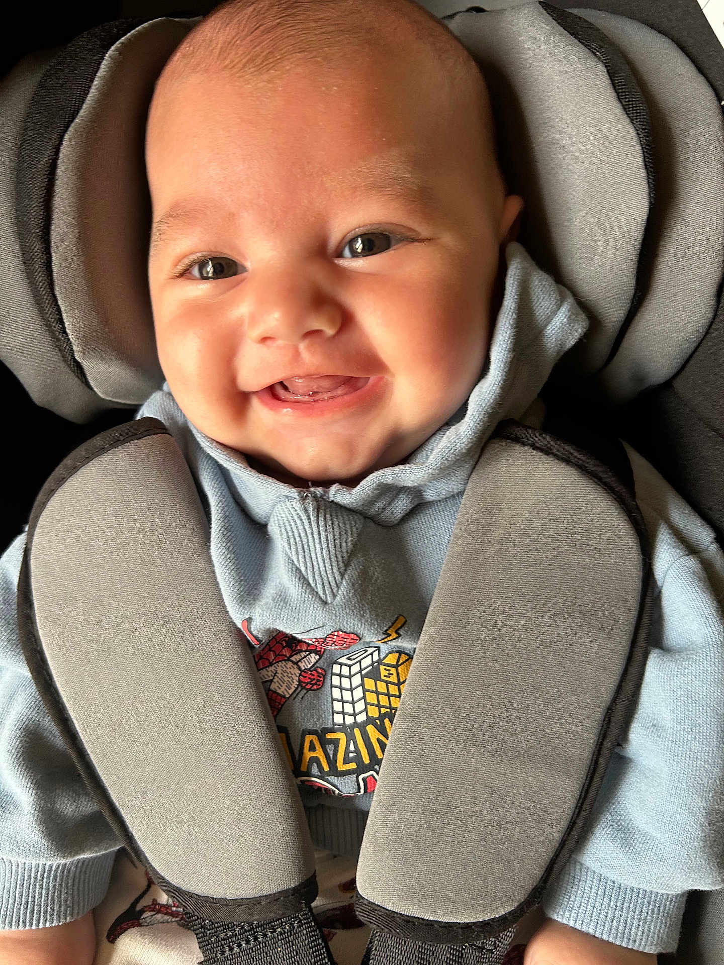 Isaho a rejoint le concours — aidez-le/la à gagner de superbes lots ! baby, smiling, car_seat, child, hoodie, clothing, face, infant, seatbelt, happy, portrait, baby_teeth, closeup, cute, childhood, seat, infant_clothing, expression, young_child, casual