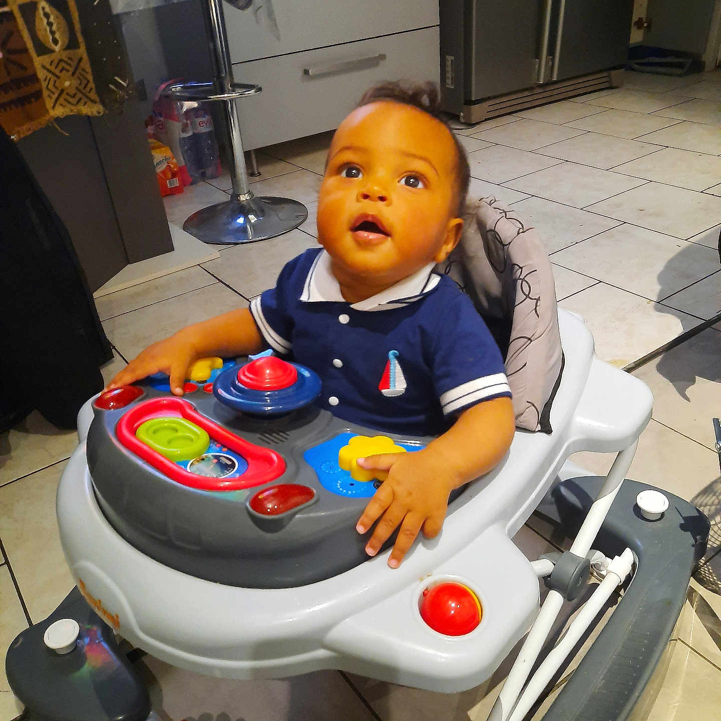 Leandro participe au concours pour gagner de l'argent avec cette photo : adult, baby, bathroom, bodypart, cream, face, finger, furniture, hand, head, indoors, interiordesign, male, man, person, photography, portrait, room, sitting, toilet