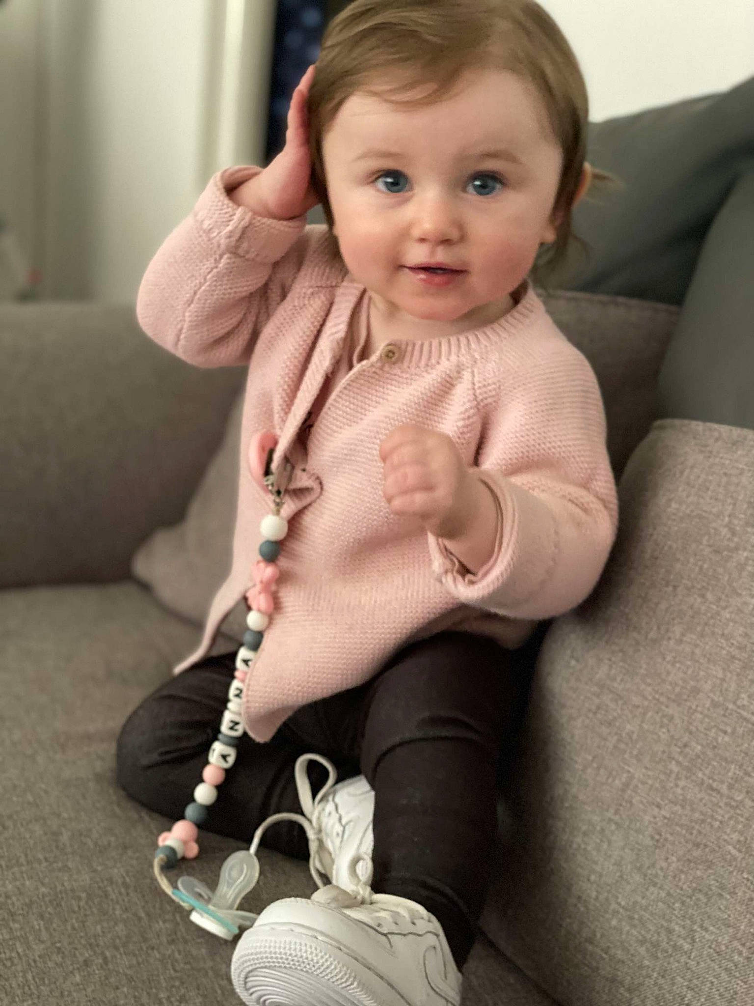 Anna participe au concours pour gagner de l'argent avec cette photo : baby, baby_toddler_clothing, cheek, chest, child, comfort, elbow, face, flooring, gesture, happy, human_leg, jewellery, knee, necklace, person, sitting, sleeve, smile, thigh