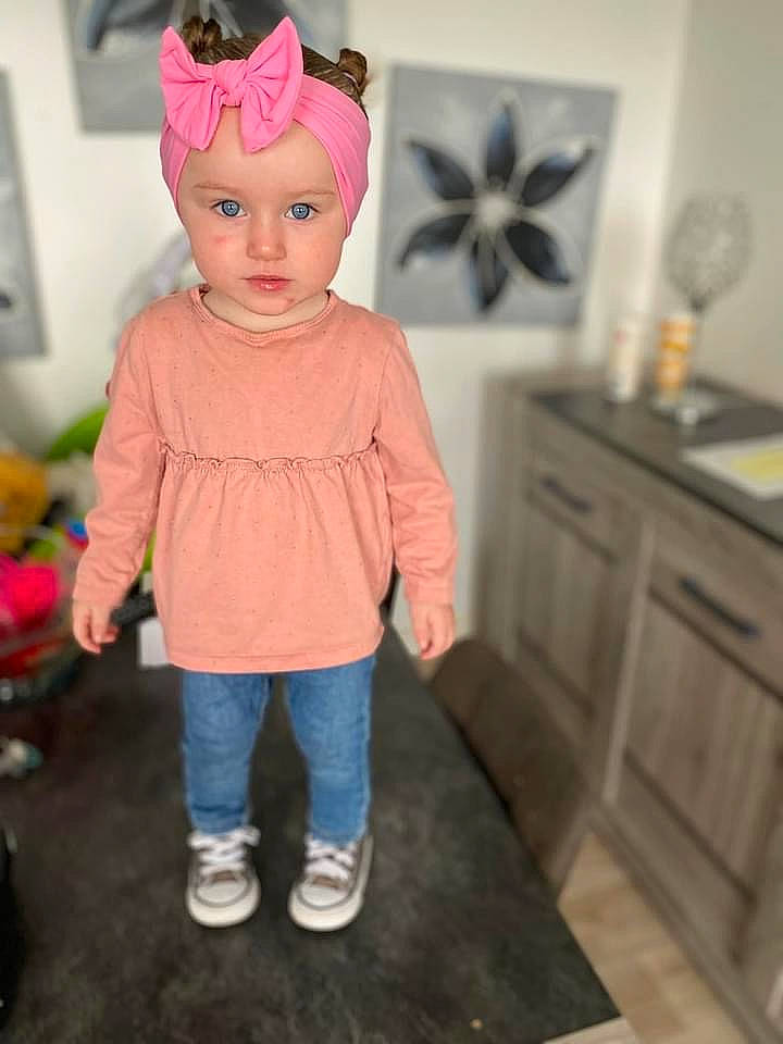 Anna participe au concours pour gagner de l'argent avec cette photo : baby_toddler_clothing, cabinetry, cap, child, denim, drawer, eye, eyelash, fashion_accessory, fur, hair, head, headwear, iris, jeans, magenta, person, sleeve, t_shirt, toddler