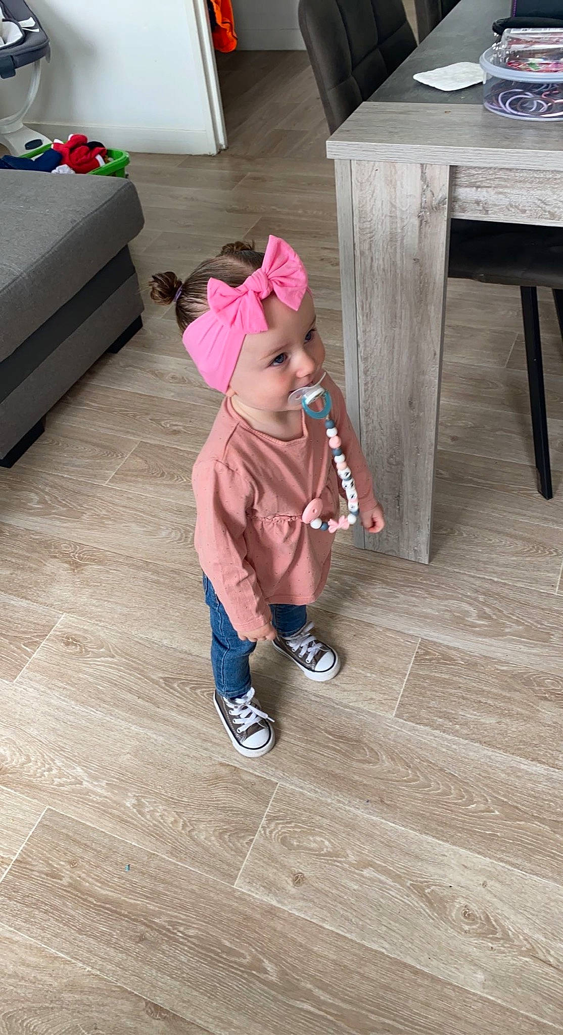 Anna a rejoint le concours — aidez-le/la à gagner de superbes lots ! baby, baby_toddler_clothing, bag, boot, cap, child, flooring, hardwood, hat, headwear, joy, laminate_flooring, luggage_and_bags, magenta, person, room, sitting, t_shirt, table, toddler