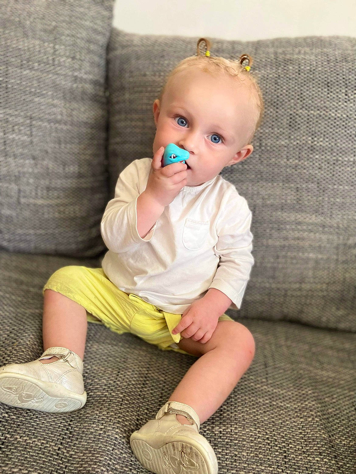 Lisa a rejoint le concours — aidez-le/la à gagner de superbes lots ! baby, baby_toddler_clothing, cheek, child, comfort, eye, face, grass, head, iris, knee, pattern, person, shorts, sitting, skin, sleeve, sock, toddler, walking_shoe