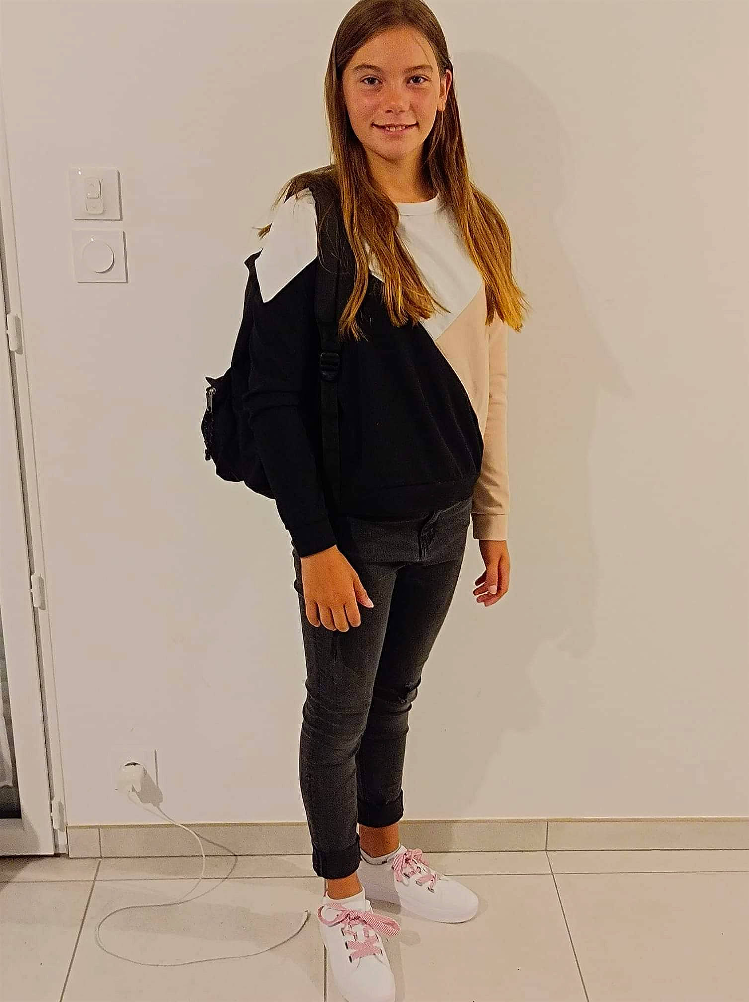 Louann a rejoint le concours — aidez-le/la à gagner de superbes lots ! bag, collar, denim, eyewear, fashion_design, hair, joint, joy, knee, luggage_and_bags, neck, outerwear, person, shoe, sleeve, smile, sportswear, street_fashion, t_shirt, textile