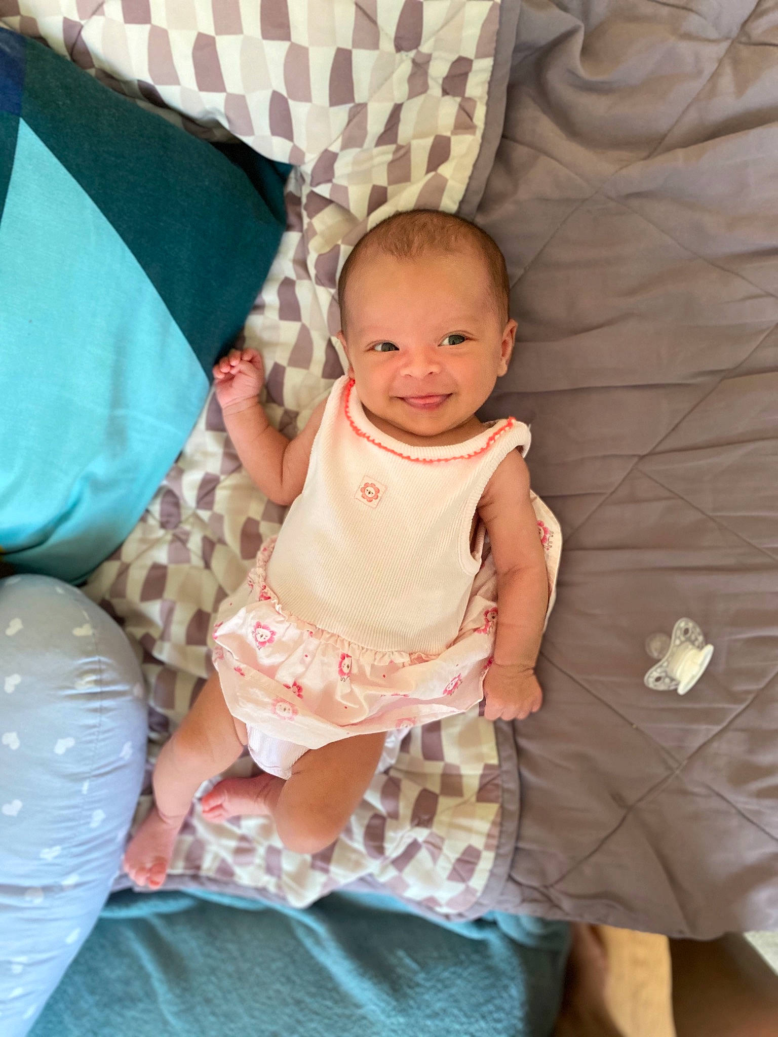 Anïs a rejoint le concours — aidez-le/la à gagner de superbes lots ! baby, baby_toddler_clothing, child, joy, pattern, person, pink, room, sitting, skin, smile, toddler