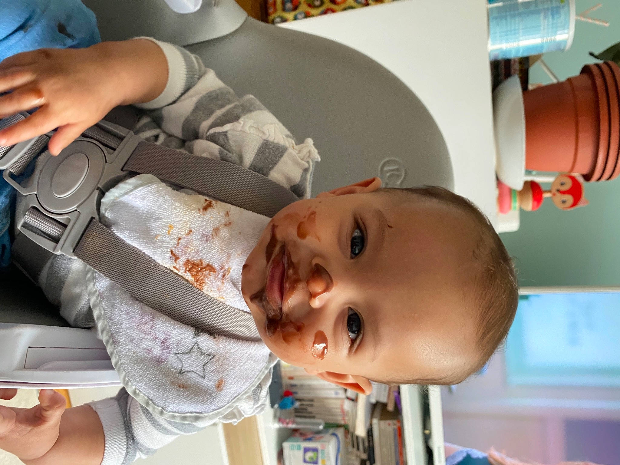 Anaïs participe au concours pour gagner de l'argent avec cette photo : baby, baby_products, baby_toddler_clothing, car_seat, cheek, child, comfort, ear, finger, happy, mouth, person, photography, room, smile, toddler, white