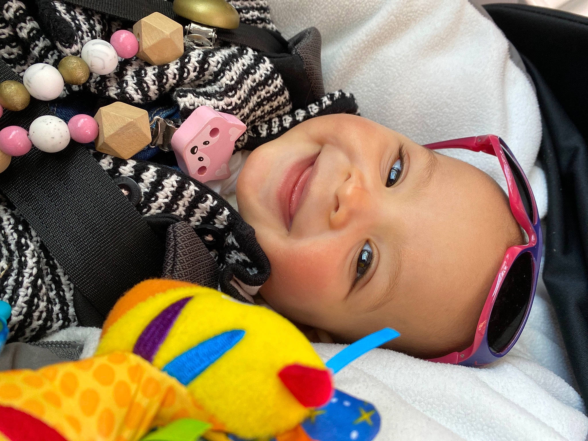 Anaïs participe au concours pour gagner de l'argent avec cette photo : clothing, comfort, eyebrow, eyelash, face, facial_expression, fashion, finger, happy, headgear, headwear, joy, lip, mouth, neck, nose, organ, people, person, product