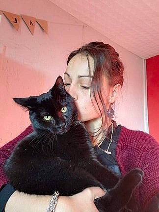 Donuts participe au concours pour gagner de l'argent avec cette photo : beard, black_cat, black_hair, bombay, carnivore, cat, comfort, ear, eye, eyelash, felidae, formal_wear, gesture, jewellery, lap, neck, sitting, small_to_medium_sized_cats, thigh, whiskers