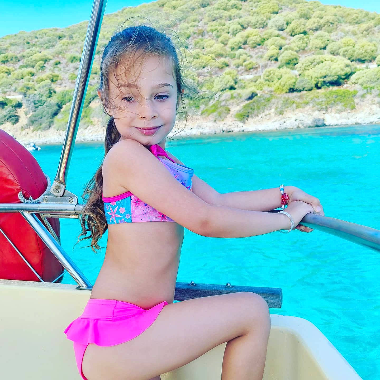 Lou-anne a rejoint le concours — aidez-le/la à gagner de superbes lots ! azure, blue, boat, boats_and_boating_equipment_and_supplies, fun, happy, human_body, joy, leg, leisure, mountain, muscle, outdoor_recreation, person, skin, sky, smile, thigh, travel, tree