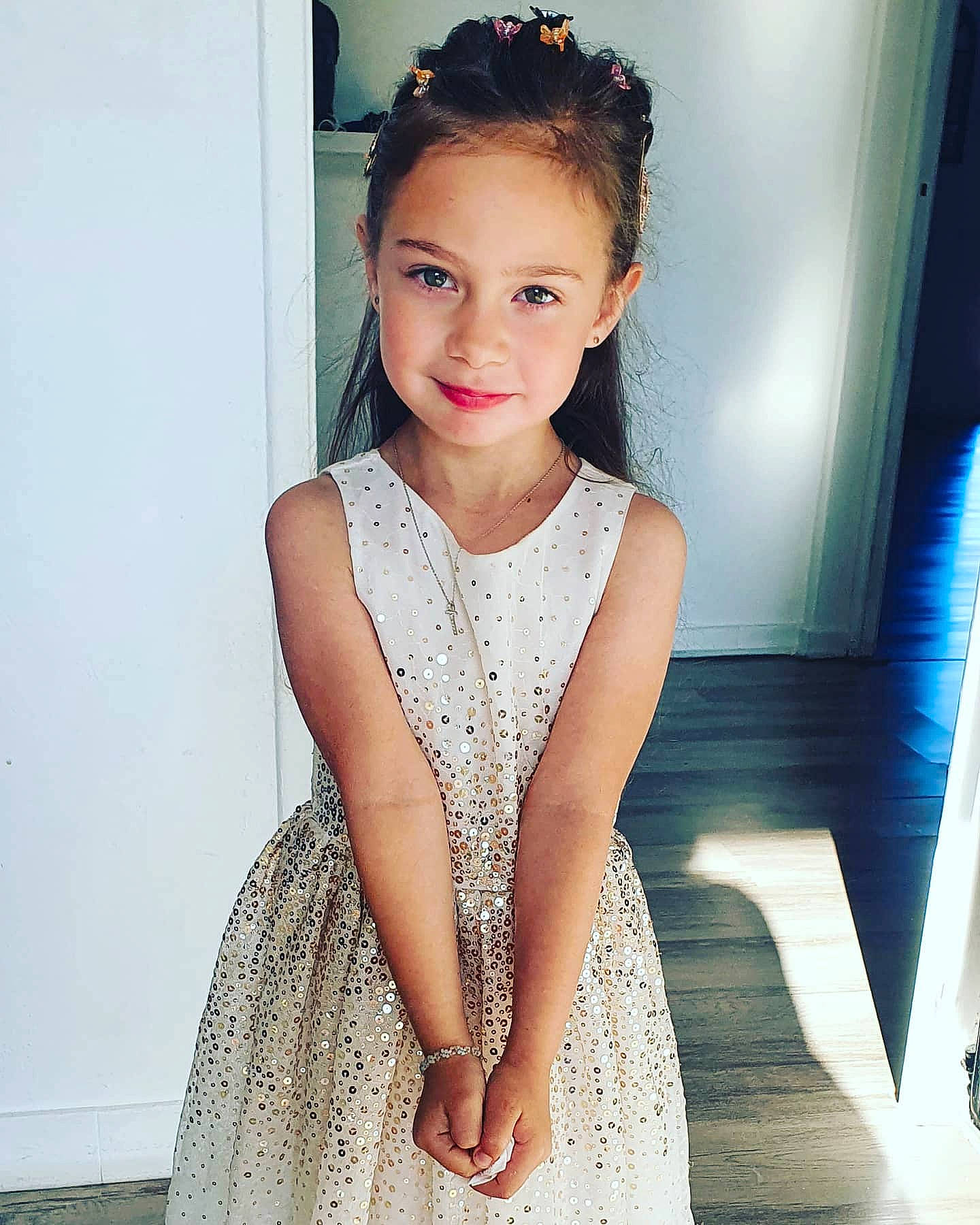 Lou-anne participe au concours pour gagner de l'argent avec cette photo : bridal_party_dress, day_dress, dress, embellishment, eyelash, fashion_design, flash_photography, hair, hairstyle, happy, head, human_body, joy, makeover, neck, one_piece_garment, person, shoulder, sleeve, smile