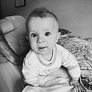 Eliott participe au concours pour gagner de l'argent avec cette photo : adult, baby, bed, black_and_white, blanket, child, clothing, crawling, curious, expression, eyes, face, hand, indoors, infant, mohawk, monochrome, person, portrait, tattoo