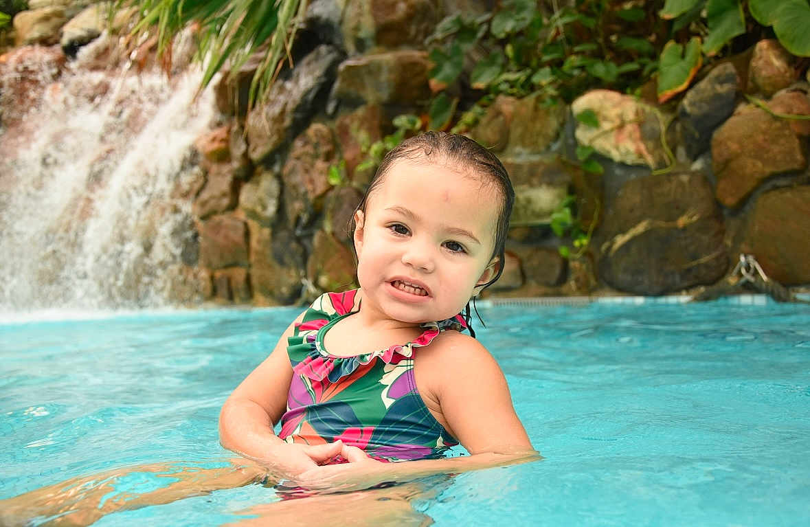 Lindsay a rejoint le concours — aidez-le/la à gagner de superbes lots ! child, fun, greenery, nature, outdoor, playful, pool, portrait, relaxing, rocks, sitting, summer, sunlight, swimsuit, toddler, vacation, water, waterfall, wet_hair, young_child