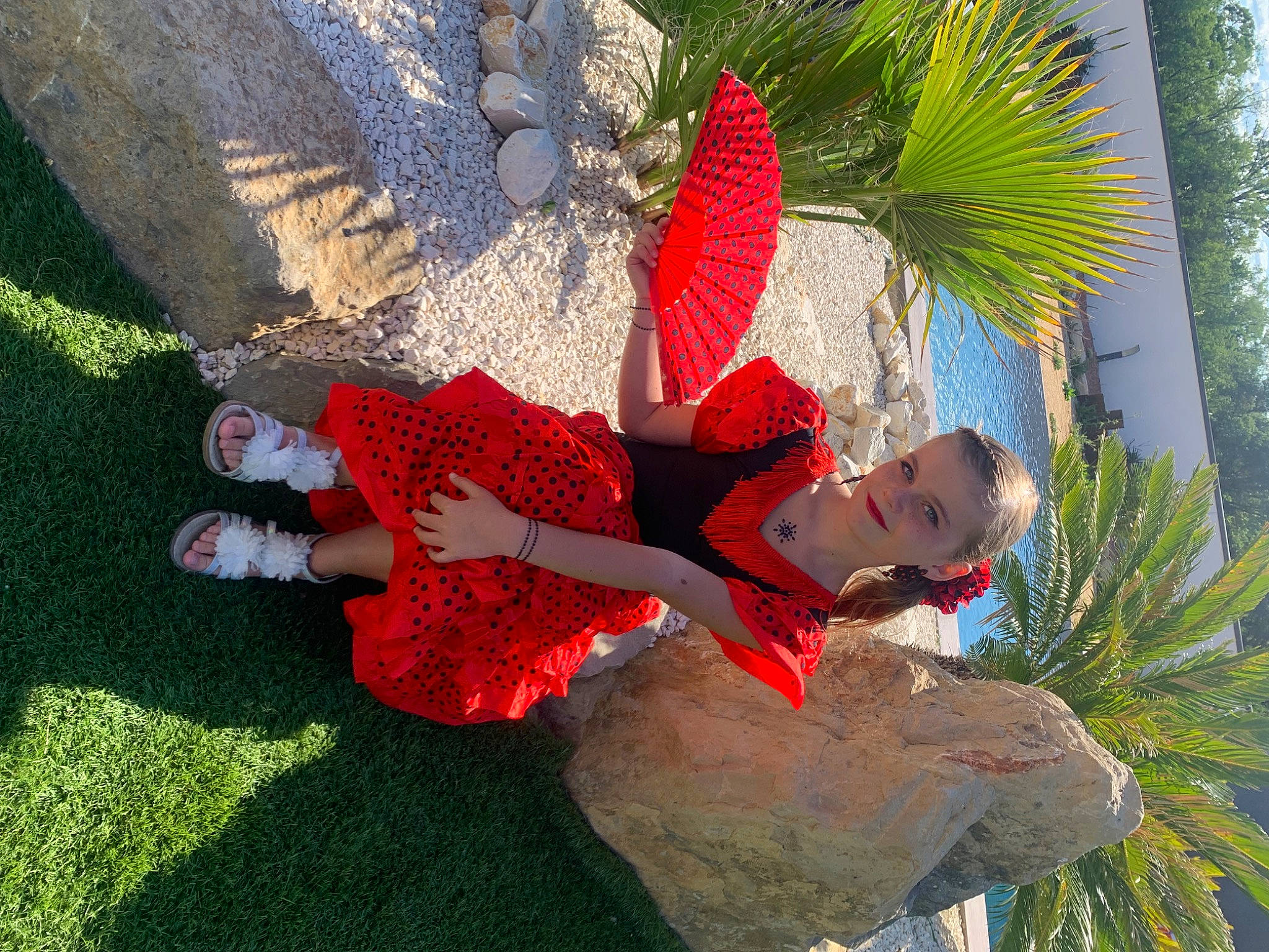 Kim a rejoint le concours — aidez-le/la à gagner de superbes lots ! arecales, carmine, child, coquelicot, event, fun, garden, grass, happy, hat, holiday, human_leg, joy, lawn_ornament, leisure, pattern, people_in_nature, person, plant, sandal