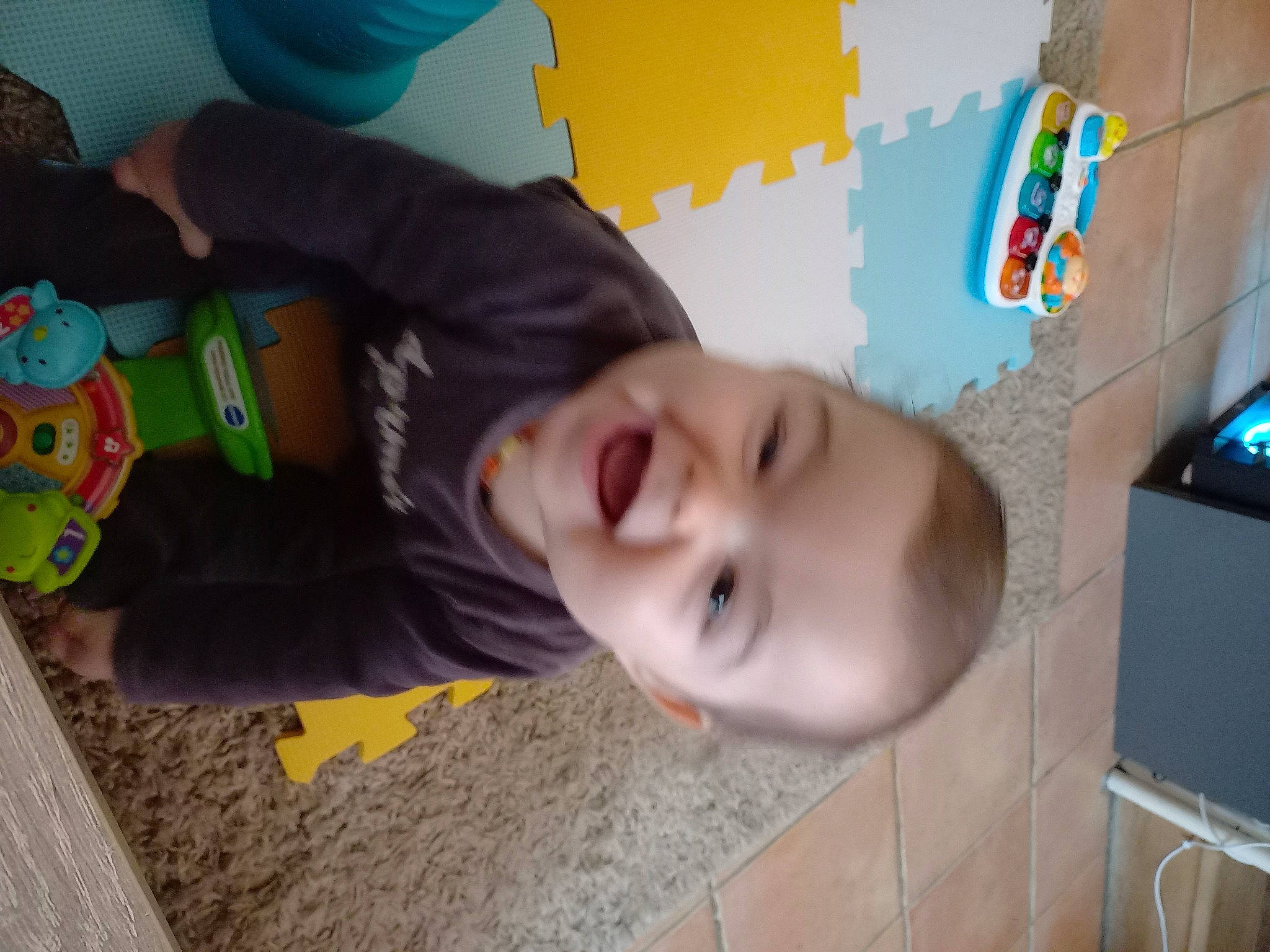 Timael participe au concours pour gagner de l'argent avec cette photo : baby, baby_laughing, baby_products, baby_toddler_clothing, cheek, child, floor, flooring, fun, happy, leisure, nose, person, play, room, smile, toddler, vacation