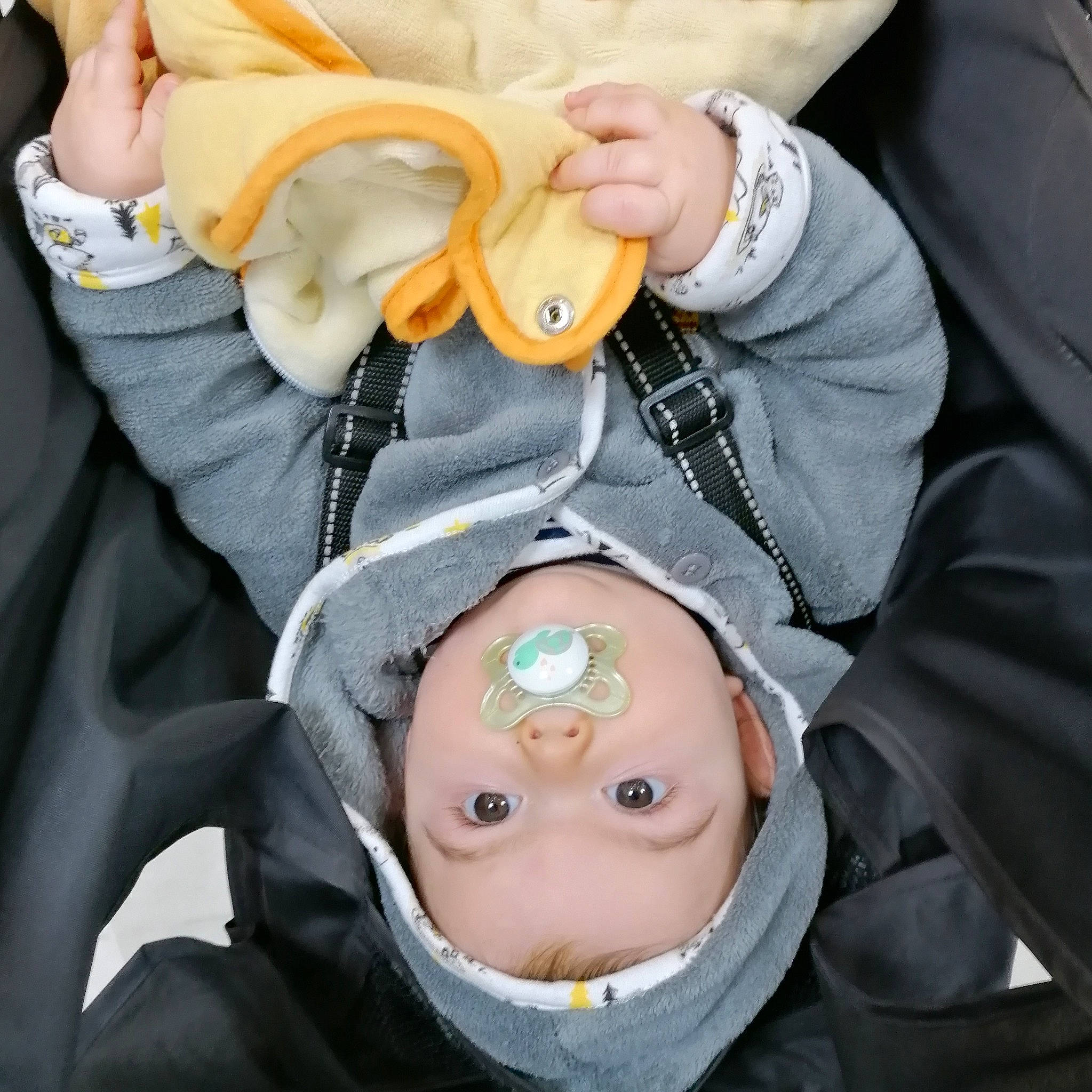 Timael a rejoint le concours — aidez-le/la à gagner de superbes lots ! auto_part, baby_products, button, car_seat, child, electric_blue, fashion_accessory, gesture, headwear, human_body, jacket, jewellery, neck, person, personal_protective_equipment, sleeve, steering_wheel, strap, street_fashion, toddler