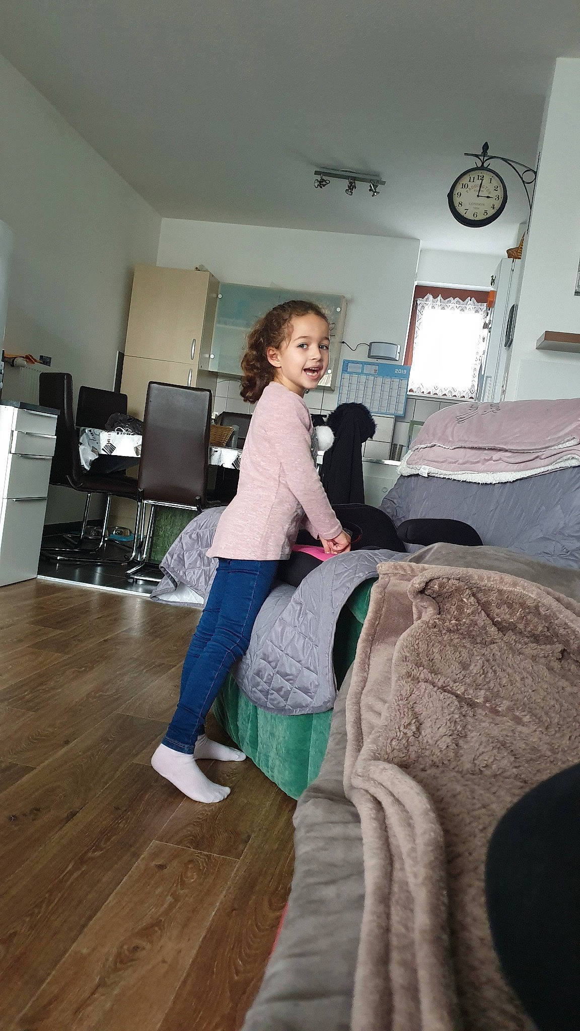 Sheila a rejoint le concours — aidez-le/la à gagner de superbes lots ! child, floor, flooring, furniture, house, person, play, room, vacation